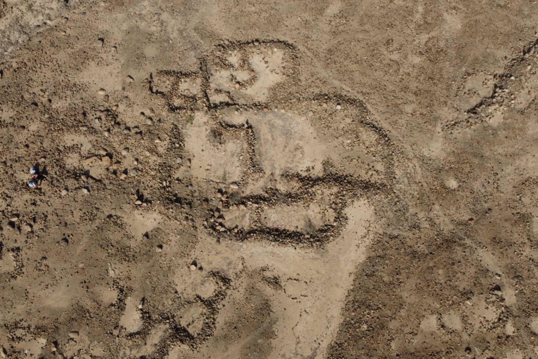 Con la ayuda de dron, investigadores peruanos del Proyecto Arqueológico Valle de Virú hallaron un geoglifo que estaría asociado a pozos mochica para captar agua en el extenso valle de Virú, en la región La Libertad. Foto: Feren Castillo