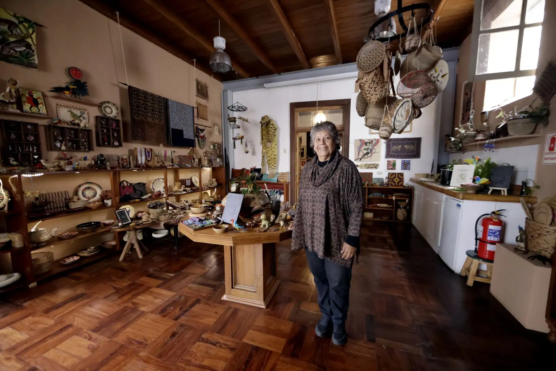 Todo lo vivido, ha encontrado su corolario en febrero de este año, con la creación de Yunuik, la única tienda especializada en artesanía amazónica en Lima, de la que es fundadora y propietaria. Yunuik es un nombre de mujer amazónica, y para Pepa crearla ha significado dejar el chip de funcionaria y colocarse el de empresaria, pues gracias a las redes de artesanas que construyó estos años, actualmente se vincula con 19 pueblos originarios. Foto: ANDINA/Luis Iparraguirre