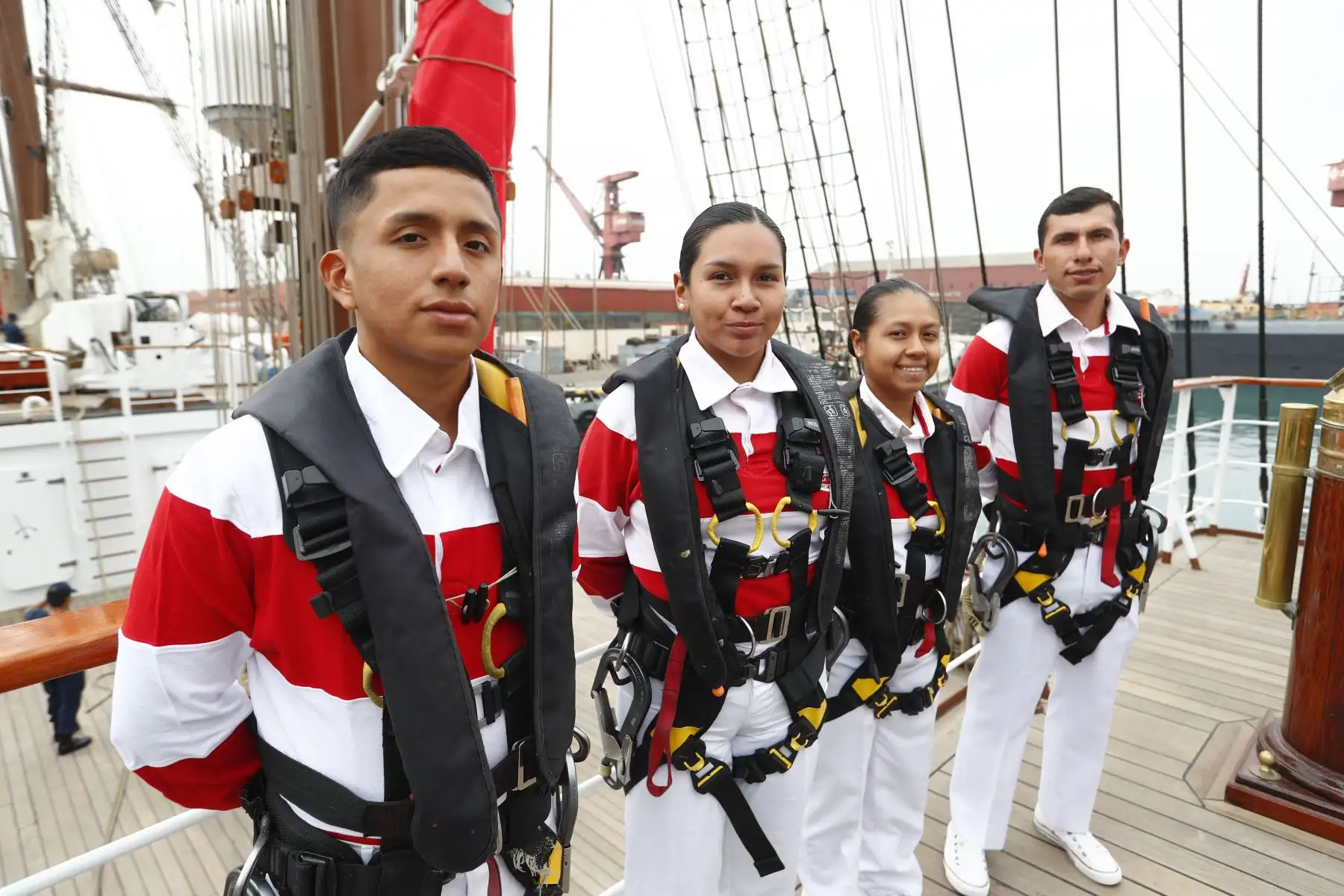 Esta es la tripulación del B.A.P. Unión, conformada por miembros de la Marina de Guerra del Perú, que regresó al Perú tras culminar exitosamente su viaje alrededor del mundo que duró 317, denominado "Circunnavegación 2023 - 2024". Foto: ANDINA/Daniel Bracamonte