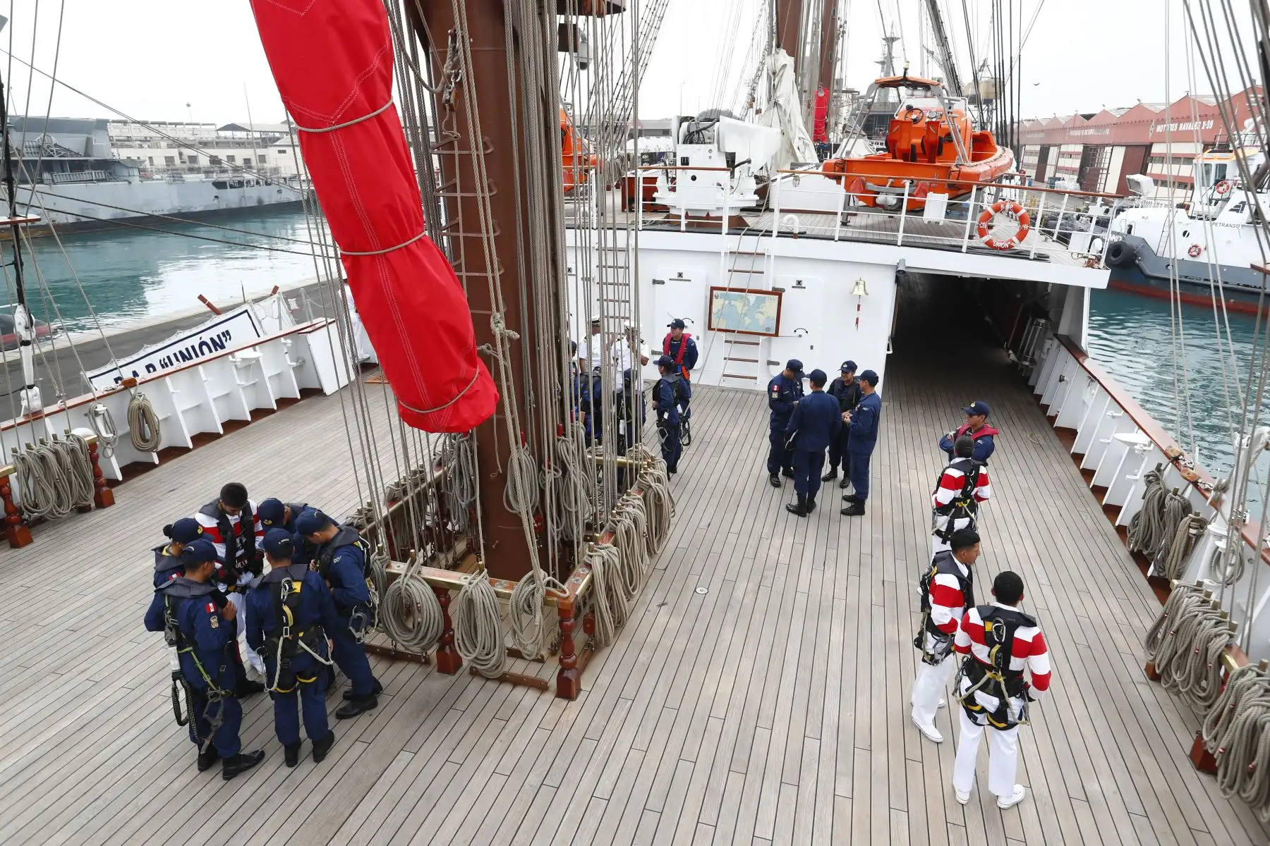 Esta es la tripulación del B.A.P. Unión, conformada por miembros de la Marina de Guerra del Perú, que regresó al Perú tras culminar exitosamente su viaje alrededor del mundo que duró 317, denominado "Circunnavegación 2023 - 2024". Foto: ANDINA/Daniel Bracamonte