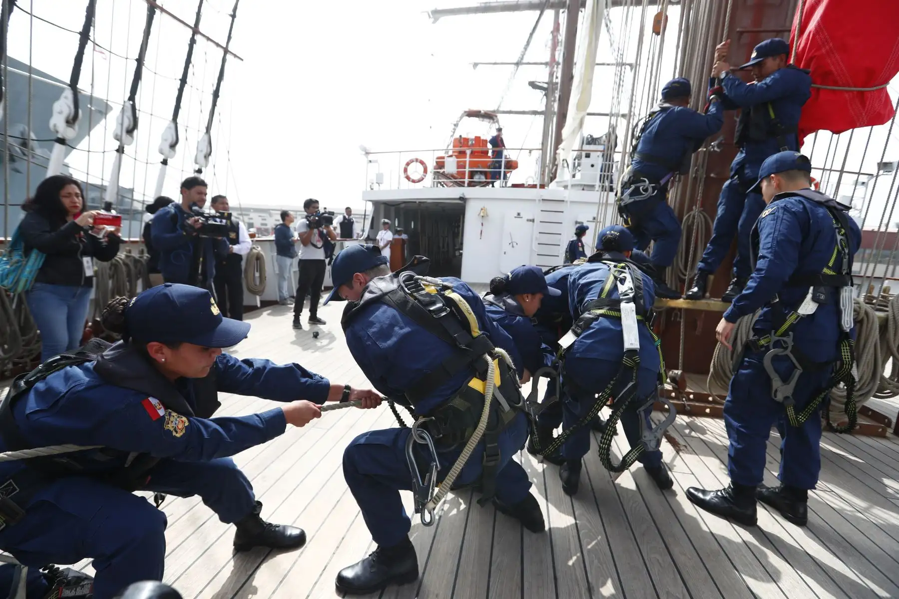 La tripulación del B.A.P. Unión, conformada por miembros de la Marina de Guerra del Perú, realiza una maniobra para el despliegue de una de las velas de la embarcación en la Base Naval del Callao, donde se encuentra actualmente. Foto: ANDINA/Daniel Bracamonte