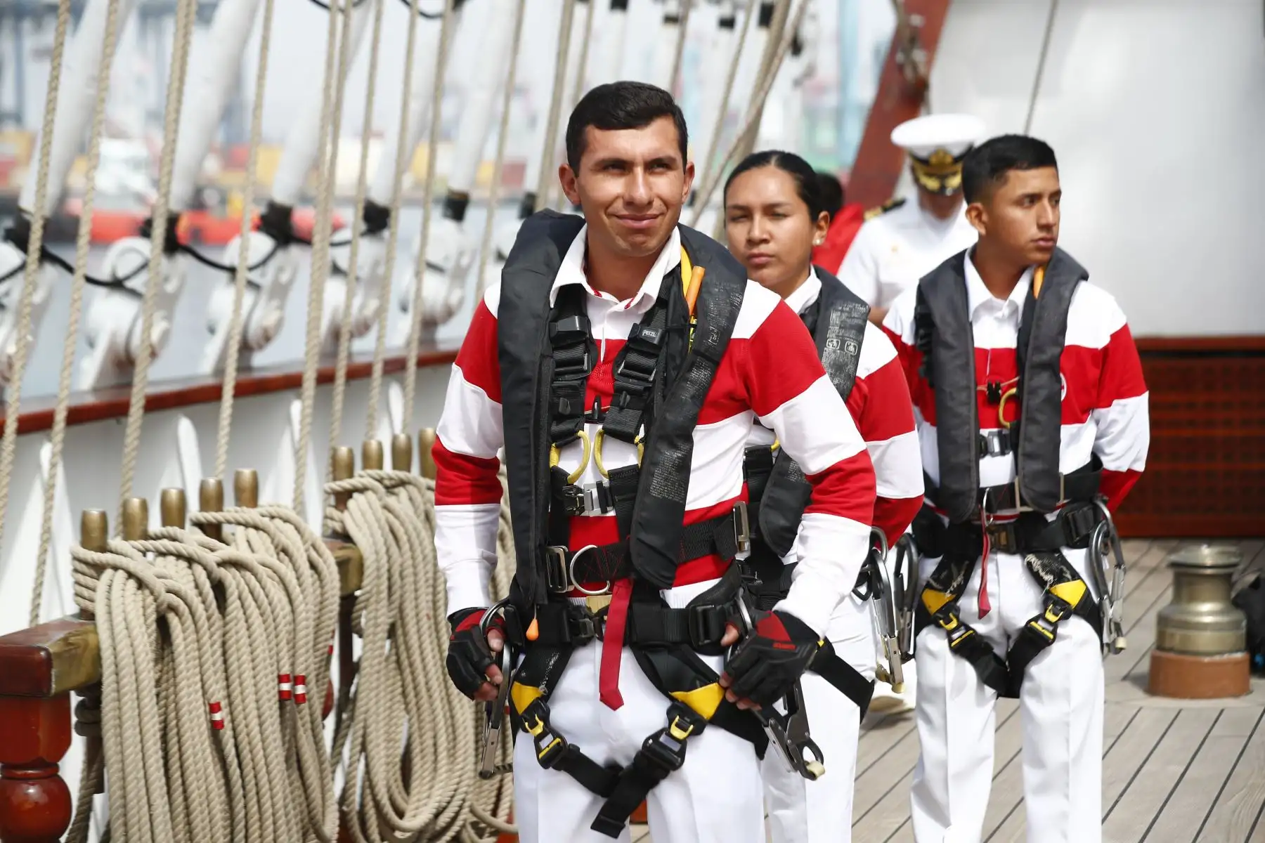 Esta es la tripulación del B.A.P. Unión, conformada por miembros de la Marina de Guerra del Perú, que regresó al Perú tras culminar exitosamente su viaje alrededor del mundo que duró 317, denominado "Circunnavegación 2023 - 2024". Foto: ANDINA/Daniel Bracamonte