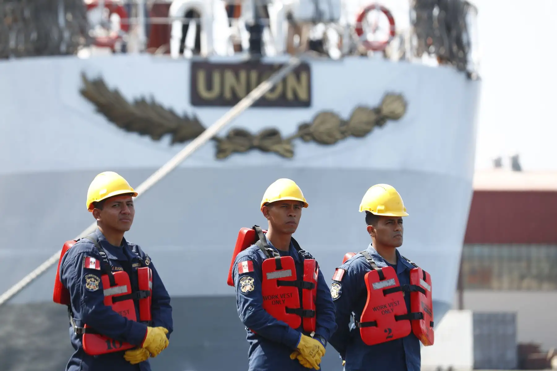 Esta es la tripulación del B.A.P. Unión, conformada por miembros de la Marina de Guerra del Perú, que regresó al Perú tras culminar exitosamente su viaje alrededor del mundo que duró 317, denominado "Circunnavegación 2023 - 2024". Foto: ANDINA/Daniel Bracamonte