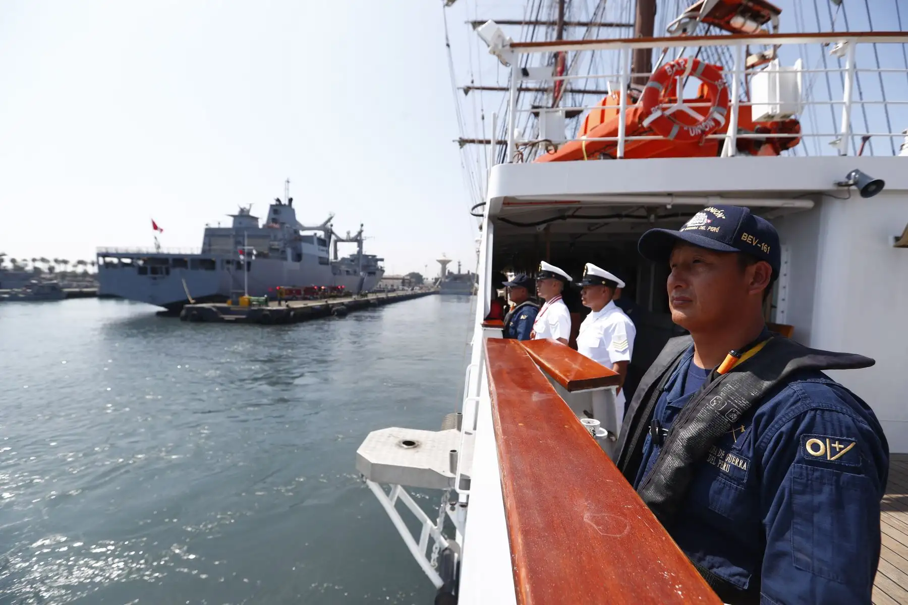 Esta es la tripulación del B.A.P. Unión, conformada por miembros de la Marina de Guerra del Perú, que regresó al Perú tras culminar exitosamente su viaje alrededor del mundo que duró 317, denominado "Circunnavegación 2023 - 2024". Foto: ANDINA/Daniel Bracamonte