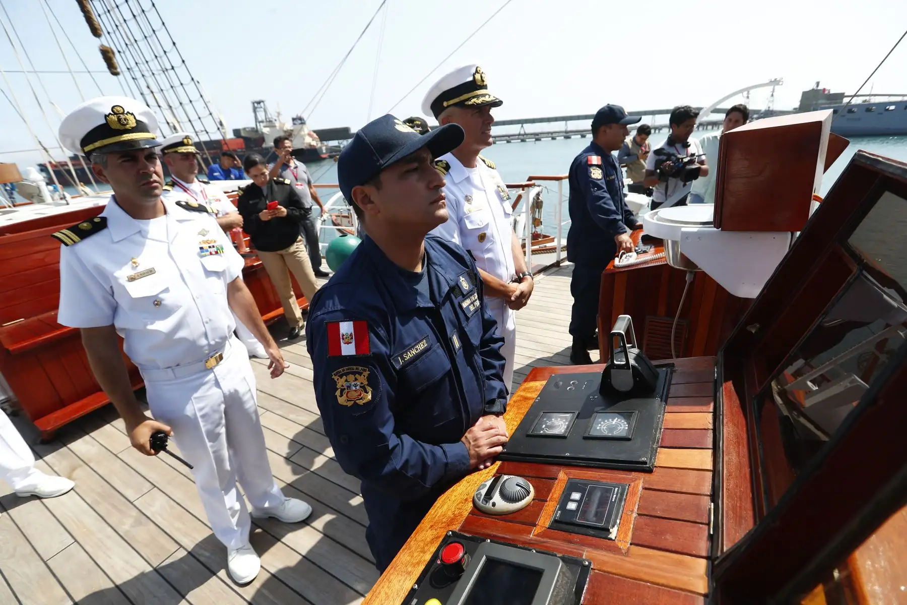 Esta es la tripulación del B.A.P. Unión, conformada por miembros de la Marina de Guerra del Perú, que regresó al Perú tras culminar exitosamente su viaje alrededor del mundo que duró 317, denominado "Circunnavegación 2023 - 2024". Foto: ANDINA/Daniel Bracamonte