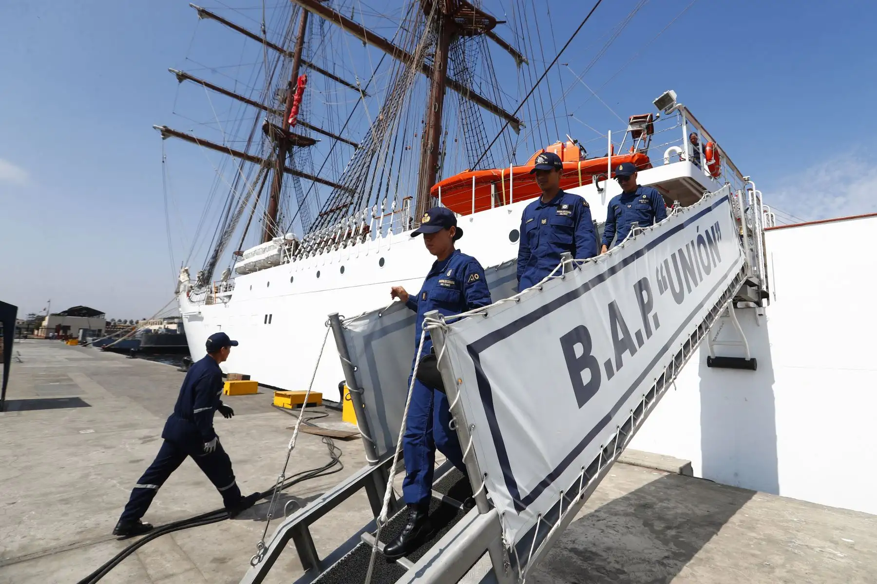 Esta es la tripulación del B.A.P. Unión, conformada por miembros de la Marina de Guerra del Perú, que regresó al Perú tras culminar exitosamente su viaje alrededor del mundo que duró 317, denominado "Circunnavegación 2023 - 2024". Foto: ANDINA/Daniel Bracamonte