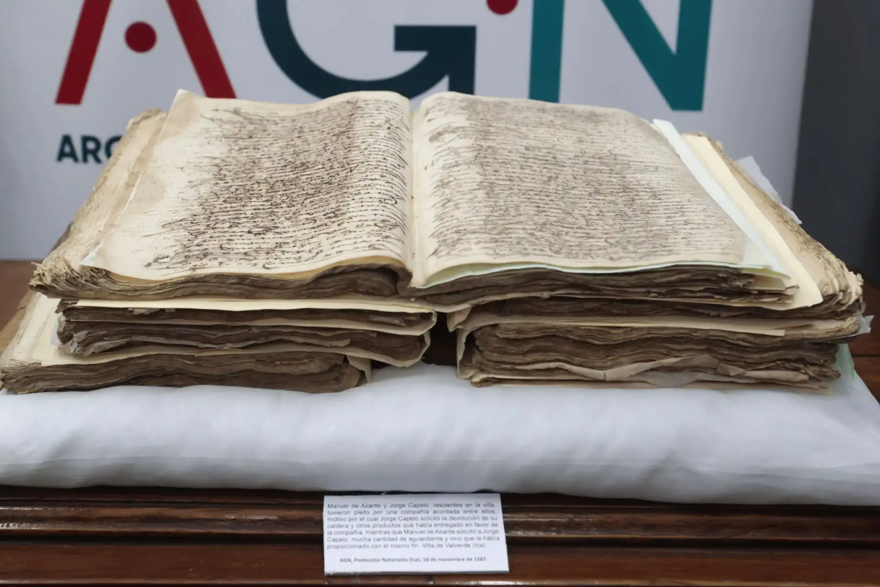 El Archivo General de la Nación y la Academia Peruana del Pisco, presentan del reciente hallazgo de un manuscrito de 1587 donde se habla de la producción del pisco. Foto: ANDINA/Vidal Tarqui