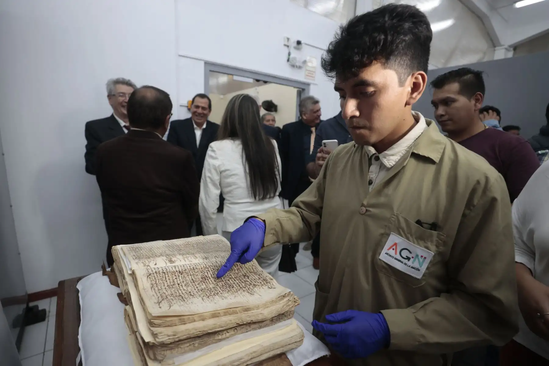 Julio Hernandez Velásquez historiador, del Archivo General de la Nación y la Academia Peruana del Pisco, presentan del reciente hallazgo de un manuscrito de 1587 donde se habla de la producción del pisco. Foto: ANDINA/Vidal Tarqui