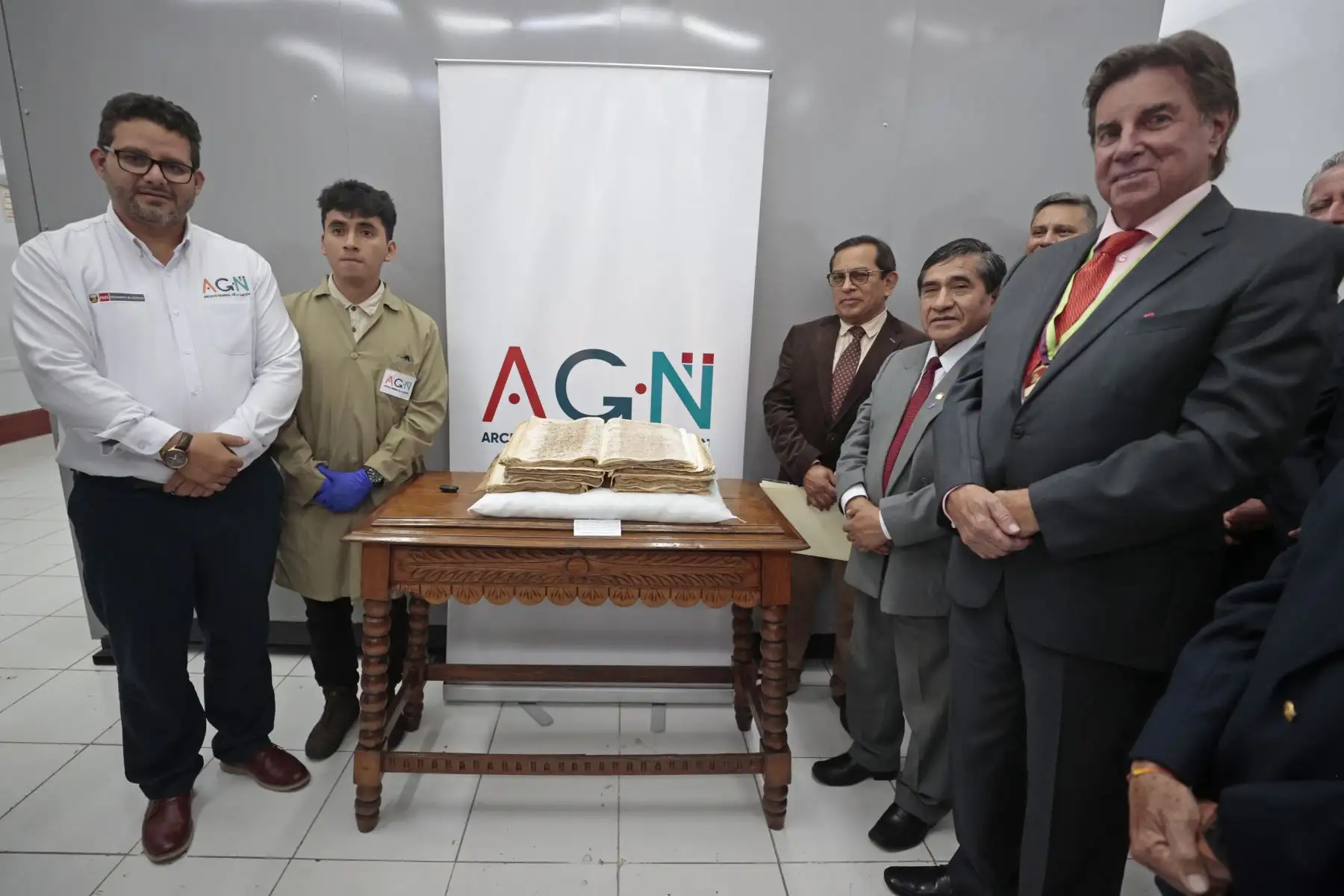 Julio Hernandez Velásquez historiador, del Archivo General de la Nación y la Academia Peruana del Pisco, presentan del reciente hallazgo de un manuscrito de 1587 donde se habla de la producción del pisco. Foto: ANDINA/Vidal Tarqui