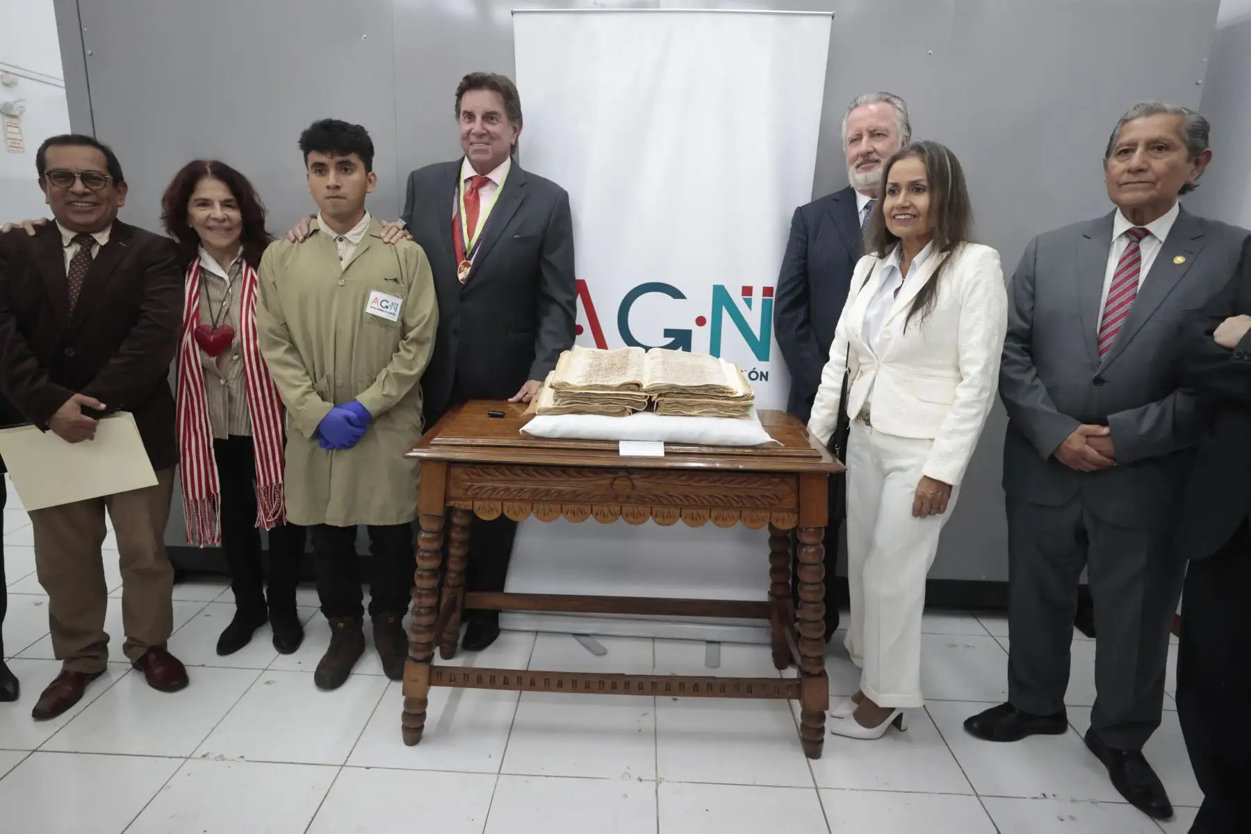 Julio Hernandez Velásquez historiador, del Archivo General de la Nación y la Academia Peruana del Pisco, presentan del reciente hallazgo de un manuscrito de 1587 donde se habla de la producción del pisco. Foto: ANDINA/Vidal Tarqui