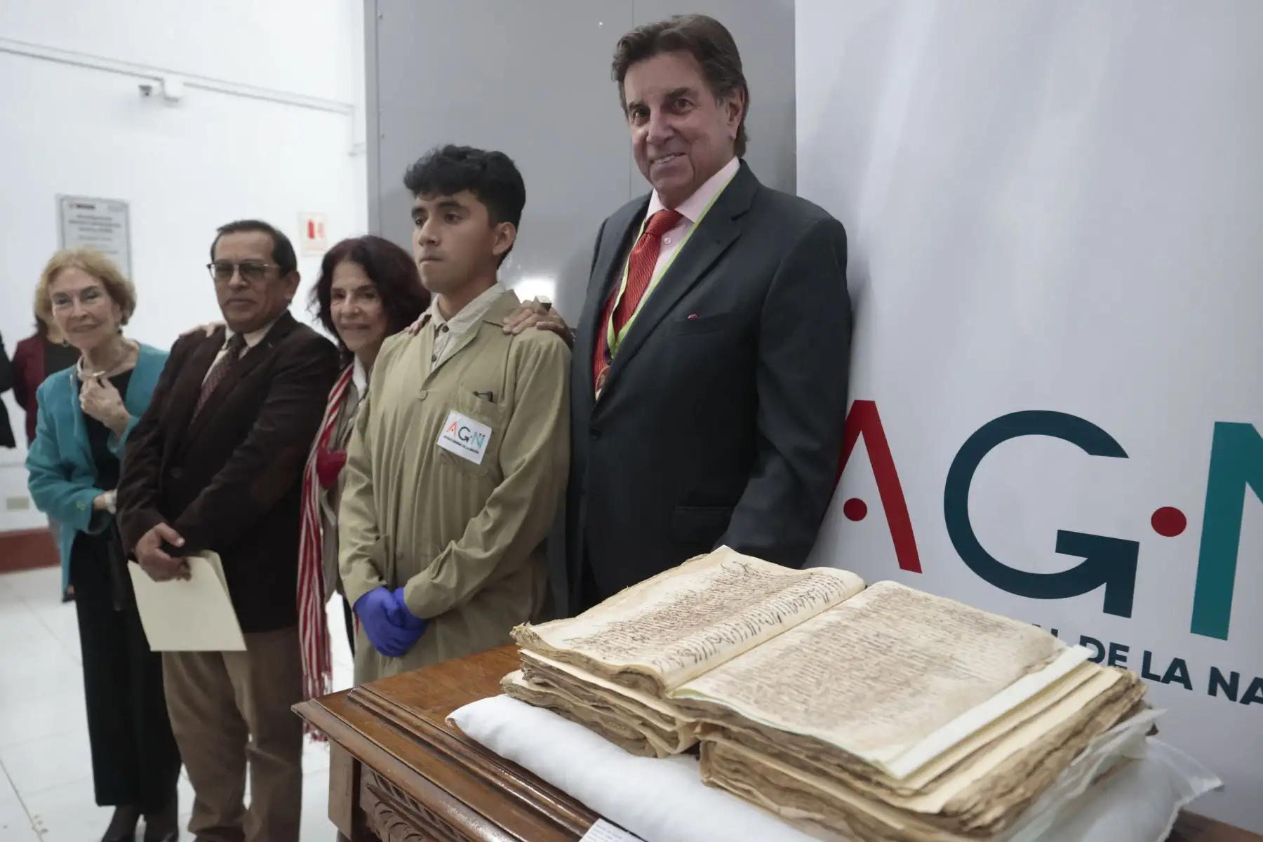 Julio Hernandez Velásquez historiador, del Archivo General de la Nación y la Academia Peruana del Pisco, presentan del reciente hallazgo de un manuscrito de 1587 donde se habla de la producción del pisco. Foto: ANDINA/Vidal Tarqui