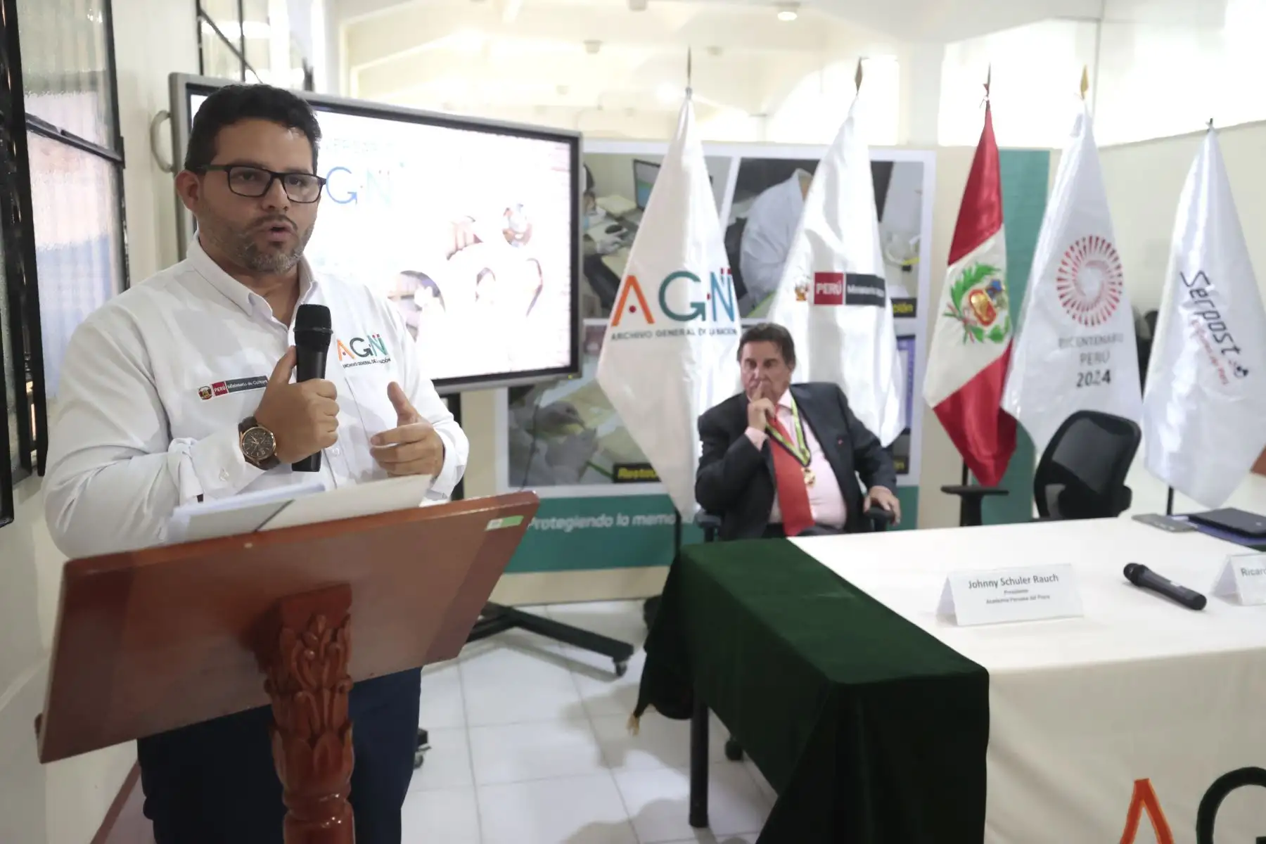 Ricardo Moreau Heredia, jefe Institucional de Archivo General de la Nación, explica el reciente hallazgo de un manuscrito de 1587 donde se habla de la producción del pisco. Foto: ANDINA/Vidal Tarqui
