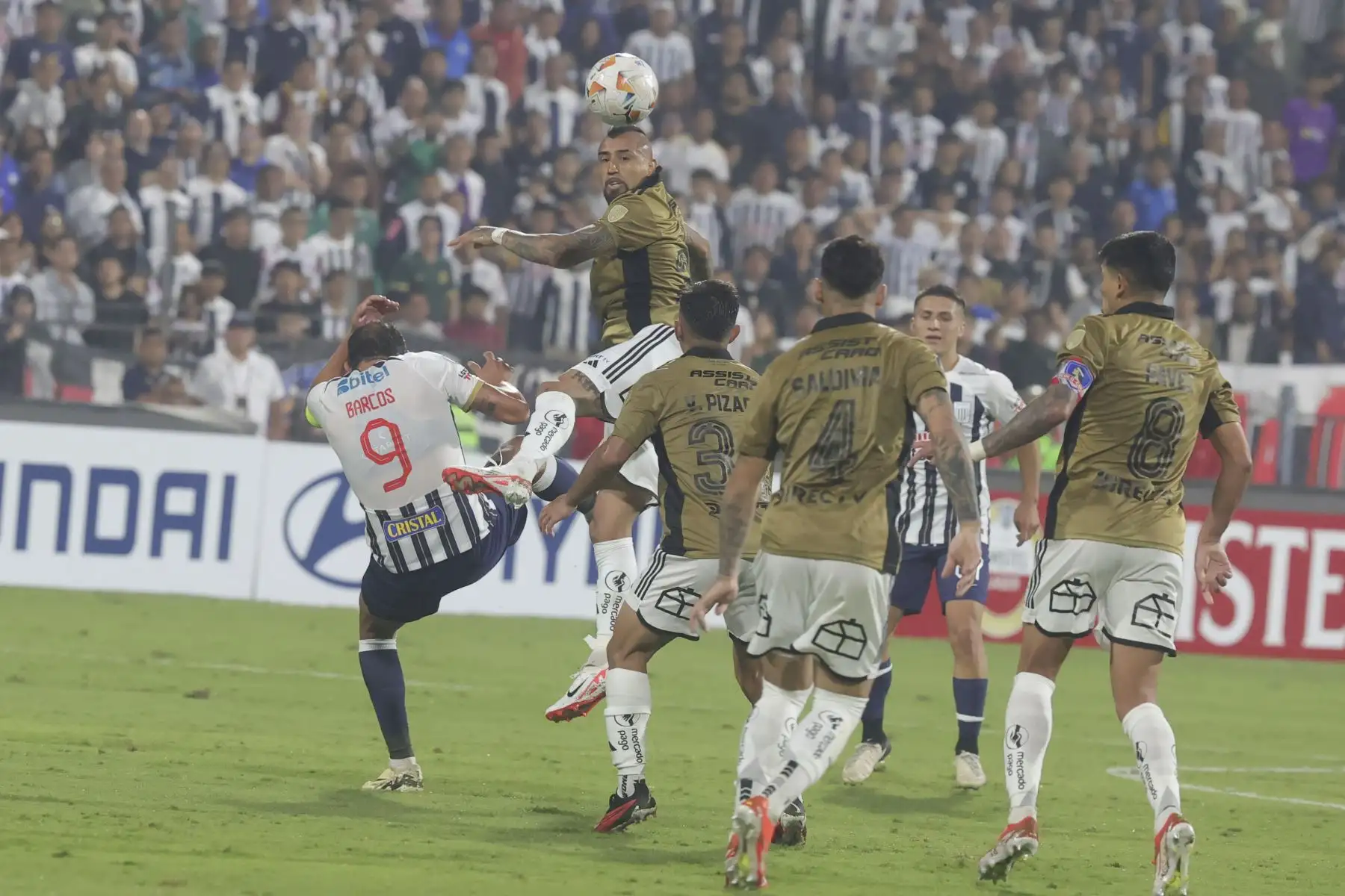 Alianza Lima se enfrenta a Colo Colo de Chile en la penúltima jornada del Grupo A de la Copa Libertadores 2024 en el estadio Alejandro Villanueva de La Victoria.En la imagen, el jugador de Colo Colo, Arturo Vidal.
Foto: ANDINA/Melina Mejía