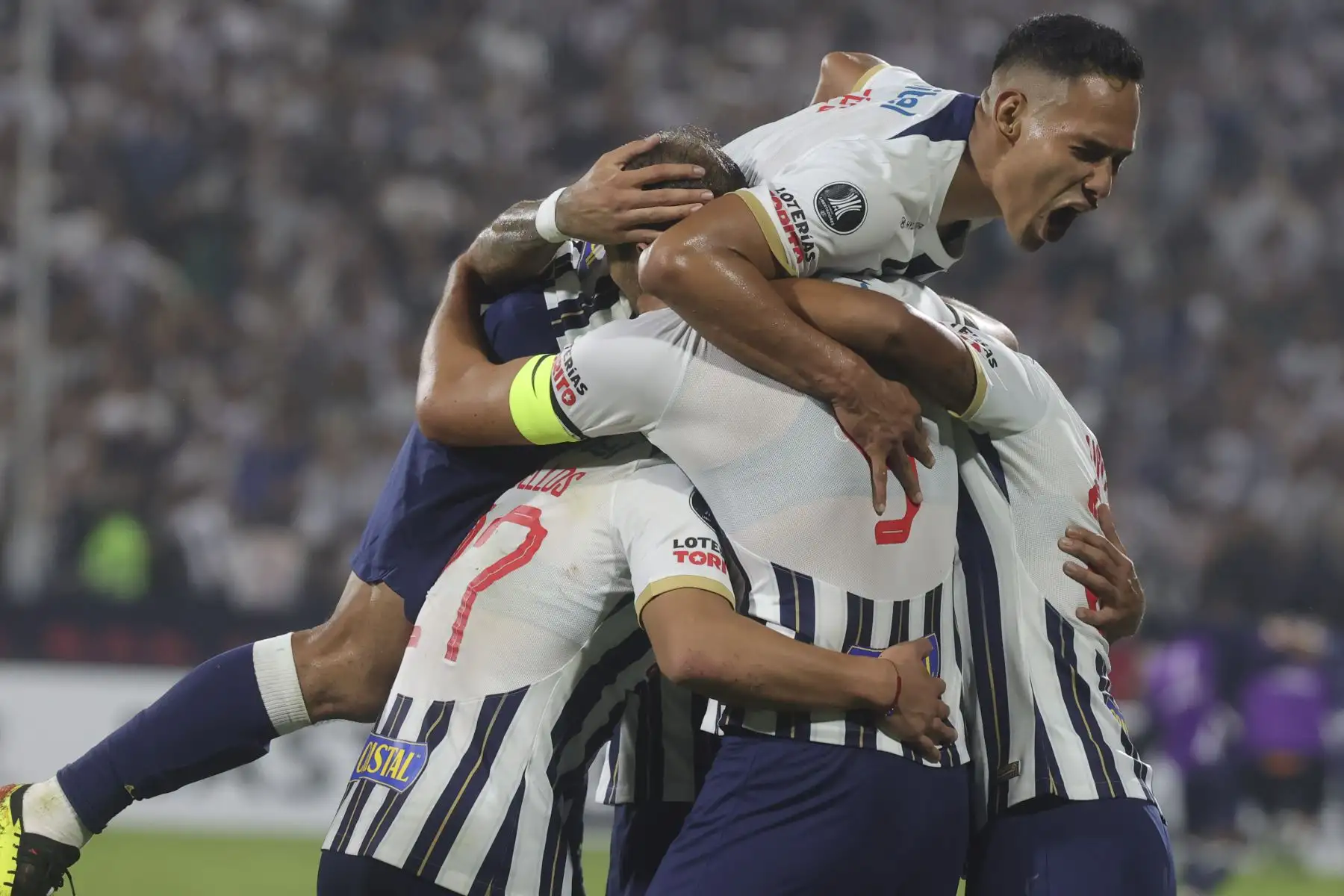 Alianza Lima se enfrenta a Colo Colo de Chile en la penúltima jornada del Grupo A de la Copa Libertadores 2024 en el estadio Alejandro Villanueva de La Victoria .En la imagen, celebra Hernán Barcos.
Foto: ANDINA/Melina Mejía