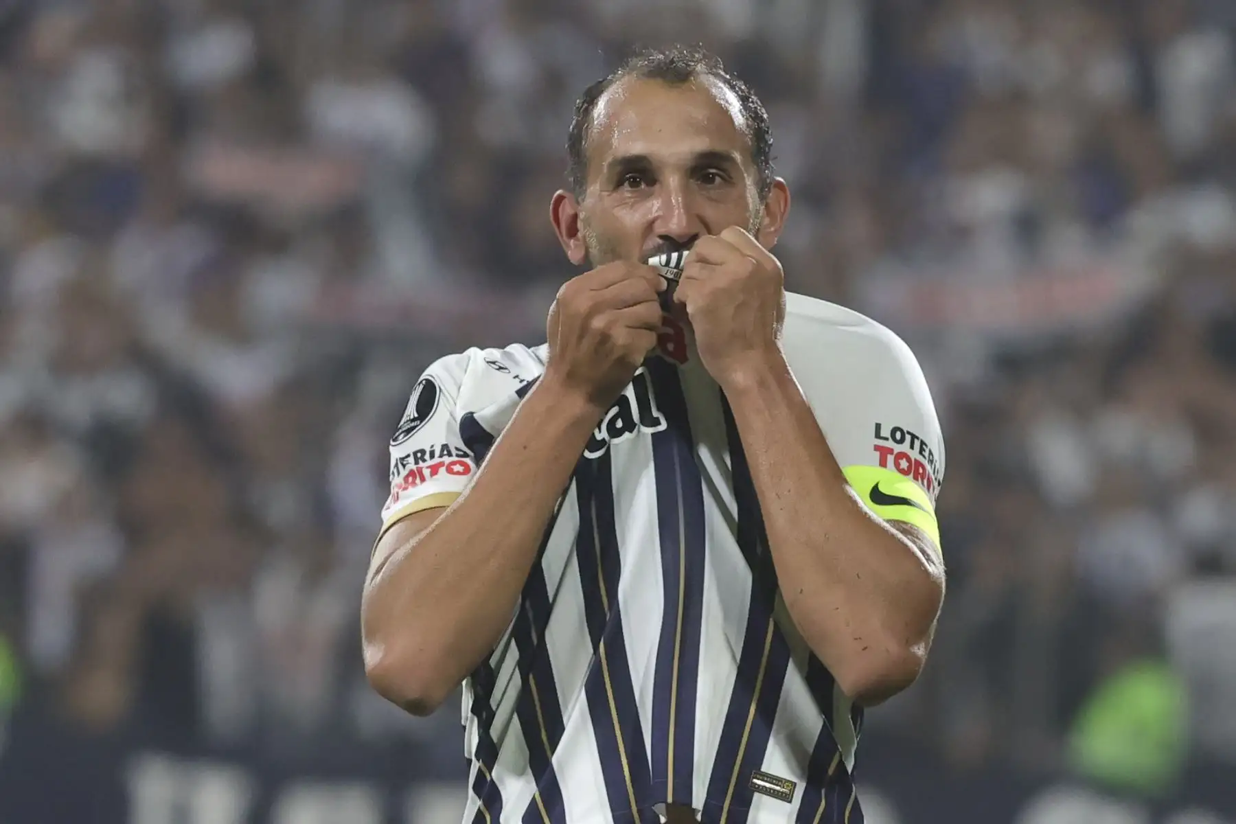 Alianza Lima se enfrenta a Colo Colo de Chile en la penúltima jornada del Grupo A de la Copa Libertadores 2024 en el estadio Alejandro Villanueva de La Victoria . En la imagen, celebra Hernán Barcos.
Foto: ANDINA/Melina Mejía