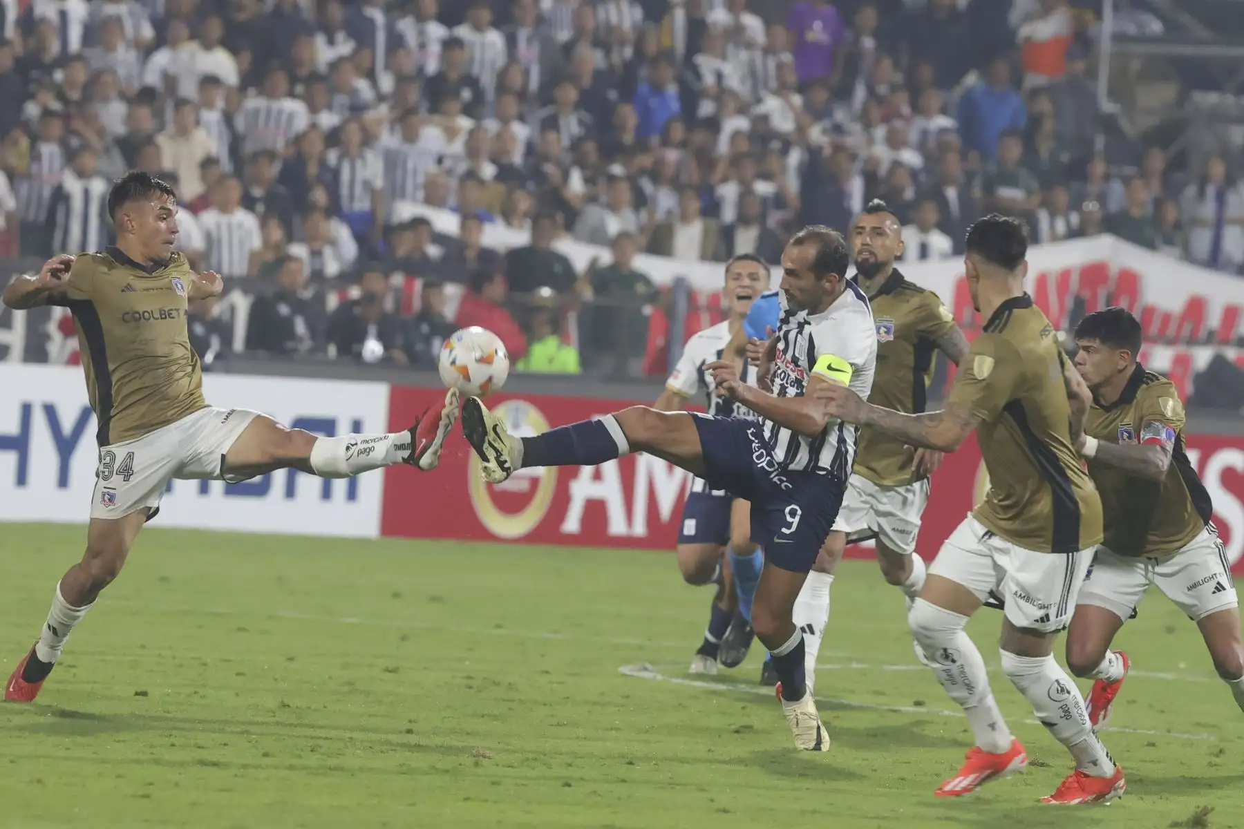 Alianza Lima se enfrenta a Colo Colo de Chile en la penúltima jornada del Grupo A de la Copa Libertadores 2024 en el estadio Alejandro Villanueva de La Victoria .
Foto: ANDINA/Melina Mejía