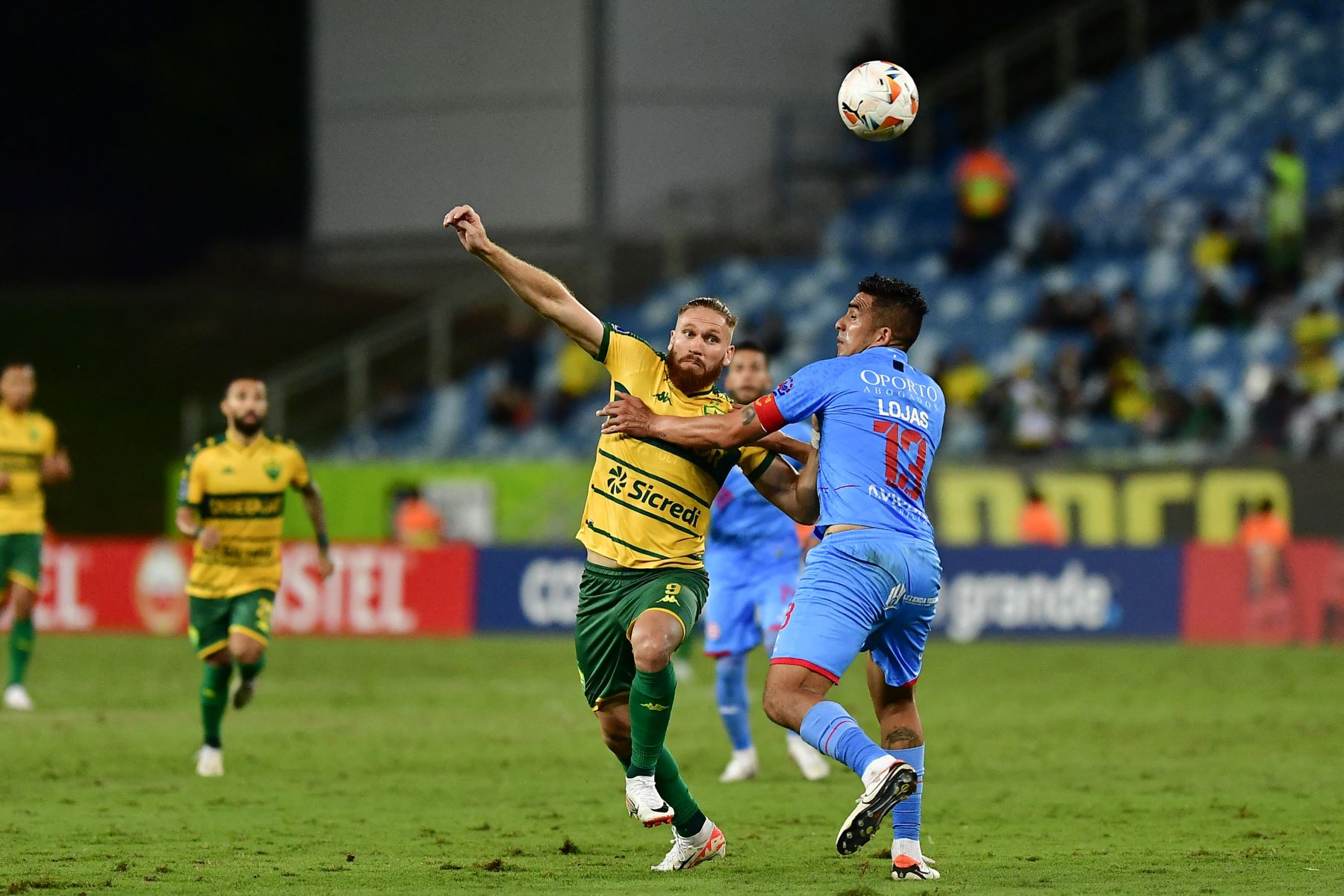 El delantero paraguayo de Cuiabá, Isidro Pitta  y el defensor del Deportivo Garcilaso, Juan Diego Lojas, luchan por el balón durante el partido de fútbol de vuelta de la fase de grupos de la Copa Sudamericana entre el Cuiabá de Brasil y el Deportivo Garcilaso de Perú en el estadio Arena Pantanal de Cuiabá, Brasil.
Foto: AFP