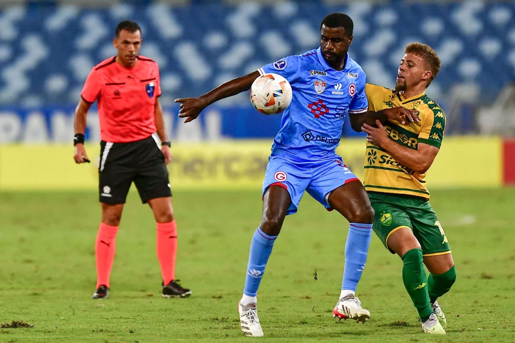 El defensor del Deportivo Garcilaso, Christian Ramos y el mediocampista de Cuiabá, Lucas Fernandes, luchan por el balón durante el partido de fútbol de vuelta de la fase de grupos de la Copa Sudamericana entre el Cuiabá de Brasil y el Deportivo Garcilaso de Perú en el estadio Arena Pantanal de Cuiabá, Brasil.
Foto: AFP