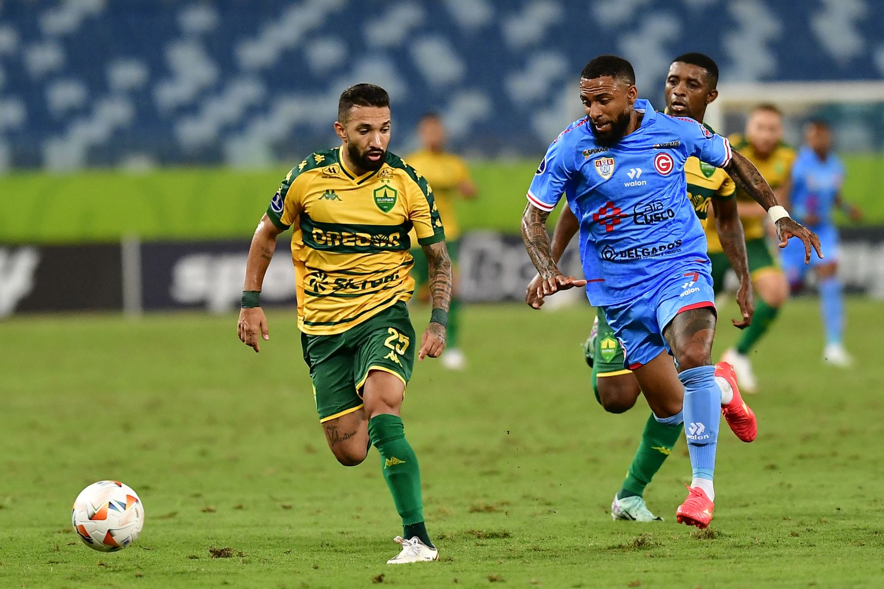 El mediocampista de Cuiabá, Clayson  y el defensor del Deportivo Garcilaso, Alexi Gómez, luchan por el balón durante el partido de fútbol de vuelta de la fase de grupos de la Copa Sudamericana entre el Cuiabá de Brasil y el Deportivo Garcilaso de Perú en el estadio Arena Pantanal de Cuiabá, Brasil.
Foto: AFP