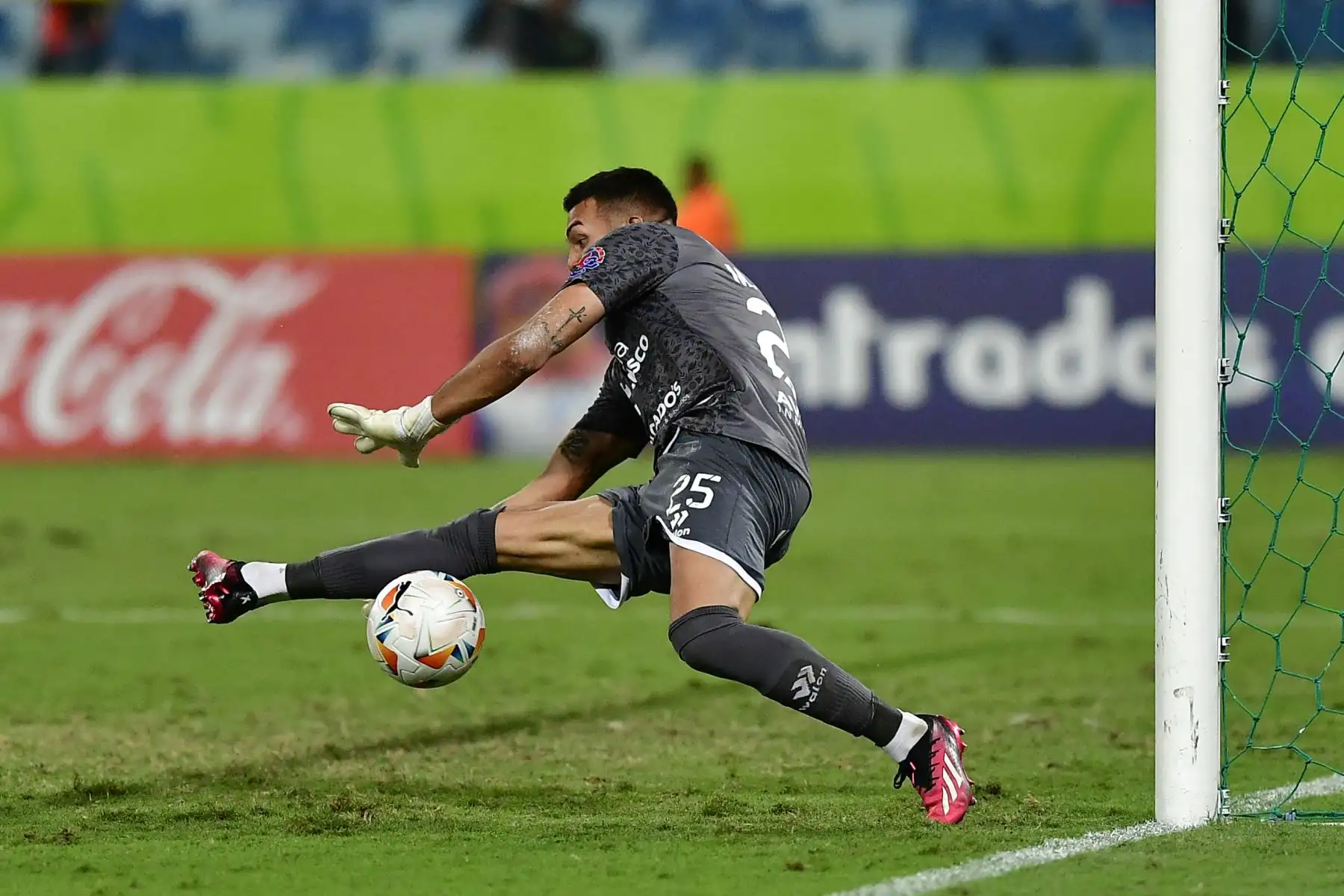 El portero chileno del Deportivo Garcilaso, Miguel Vargas, detiene el balón durante el partido de vuelta de la fase de grupos de la Copa Sudamericana entre el Cuiabá de Brasil y el Deportivo Garcilaso de Perú en el estadio Arena Pantanal de Cuiabá, Brasil.
Foto: AFP