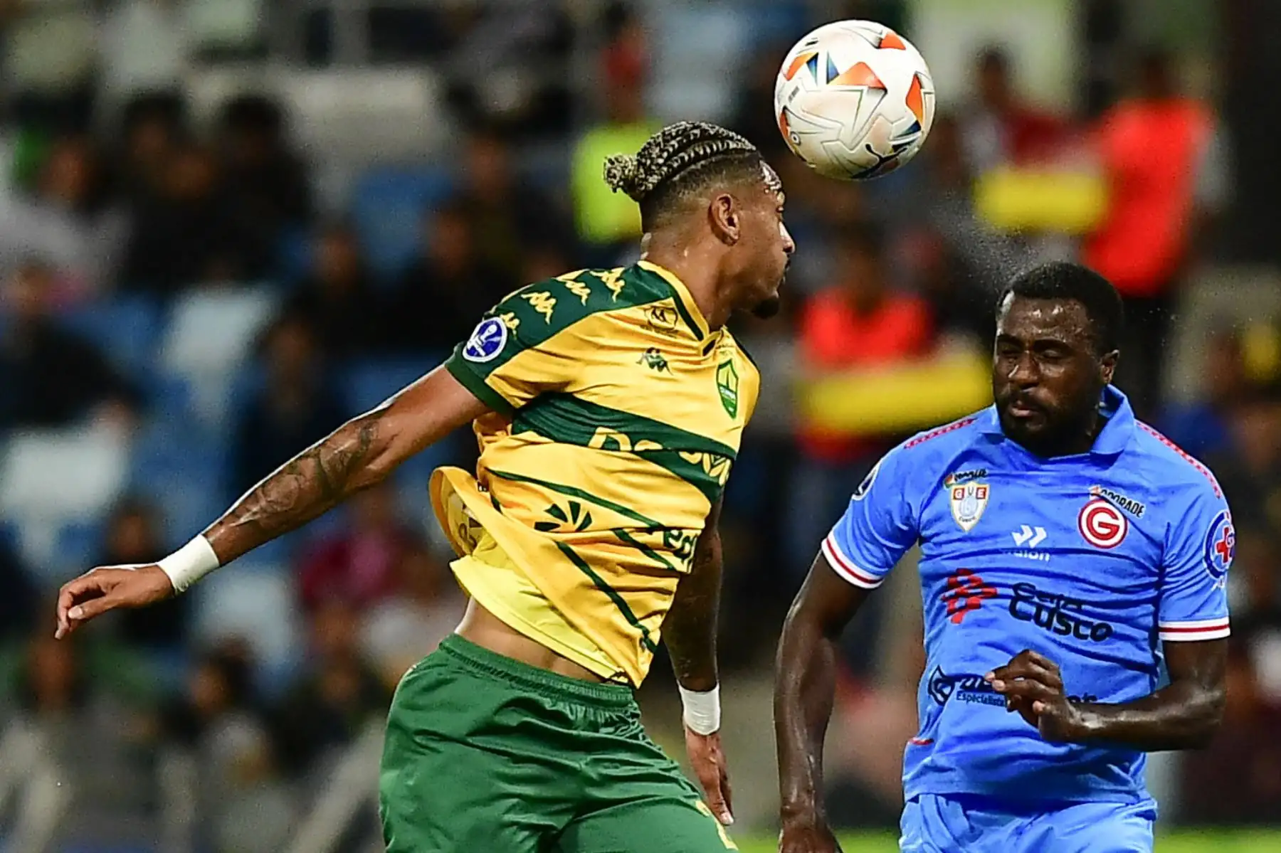 El delantero de Cuiabá, Derik Lacerda  y el defensor del Deportivo Garcilaso, Christian Ramos, saltan al balón durante el partido de fútbol de vuelta de la fase de grupos de la Copa Sudamericana entre el Cuiabá de Brasil y el Deportivo Garcilaso de Perú en el estadio Arena Pantanal de Cuiabá, Brasil.
Foto: AFP