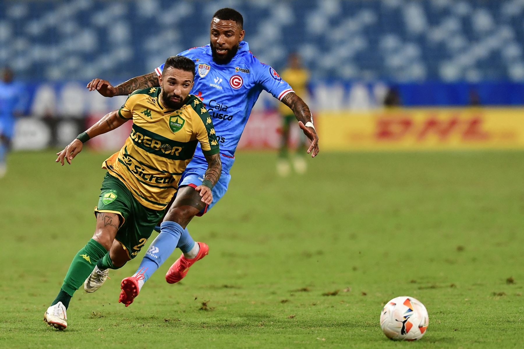 El mediocampista de Cuiabá, Clayson  y el defensor del Deportivo Garcilaso, Alexi Gómez, luchan por el balón durante el partido de fútbol de vuelta de la fase de grupos de la Copa Sudamericana entre el Cuiabá de Brasil y el Deportivo Garcilaso de Perú en el estadio Arena Pantanal de Cuiabá, Brasil.
Foto: AFP