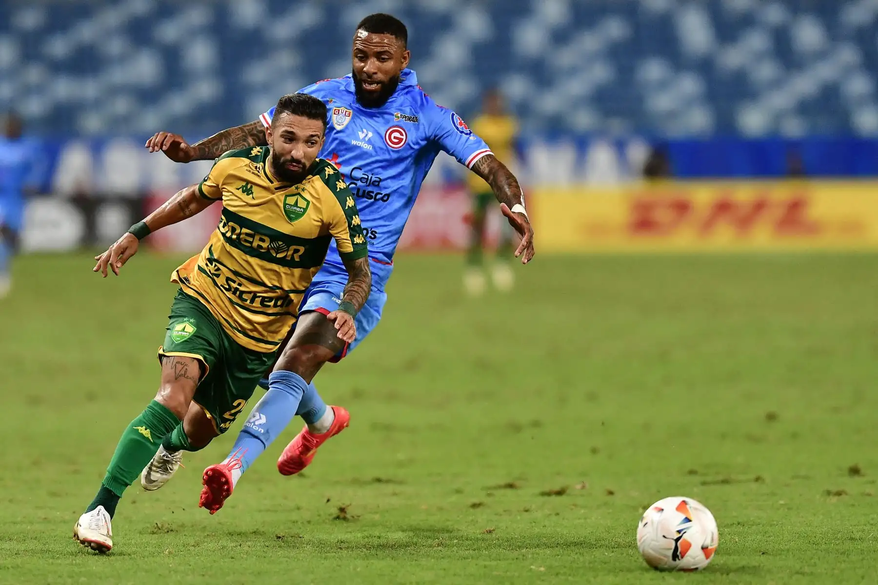 El mediocampista de Cuiabá, Clayson  y el defensor del Deportivo Garcilaso, Alexi Gómez, luchan por el balón durante el partido de fútbol de vuelta de la fase de grupos de la Copa Sudamericana entre el Cuiabá de Brasil y el Deportivo Garcilaso de Perú en el estadio Arena Pantanal de Cuiabá, Brasil.
Foto: AFP