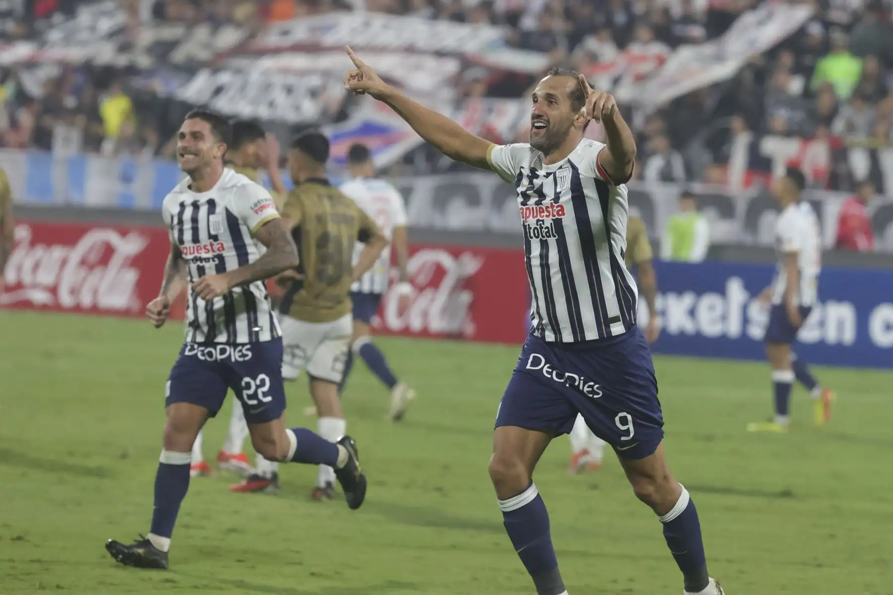 Alianza Lima se enfrenta a Colo Colo de Chile en la penúltima jornada del Grupo A de la Copa Libertadores 2024 en el estadio Alejandro Villanueva de La Victoria .En la imagen, celebra Hernán Barcos.
Foto: ANDINA/Melina Mejía