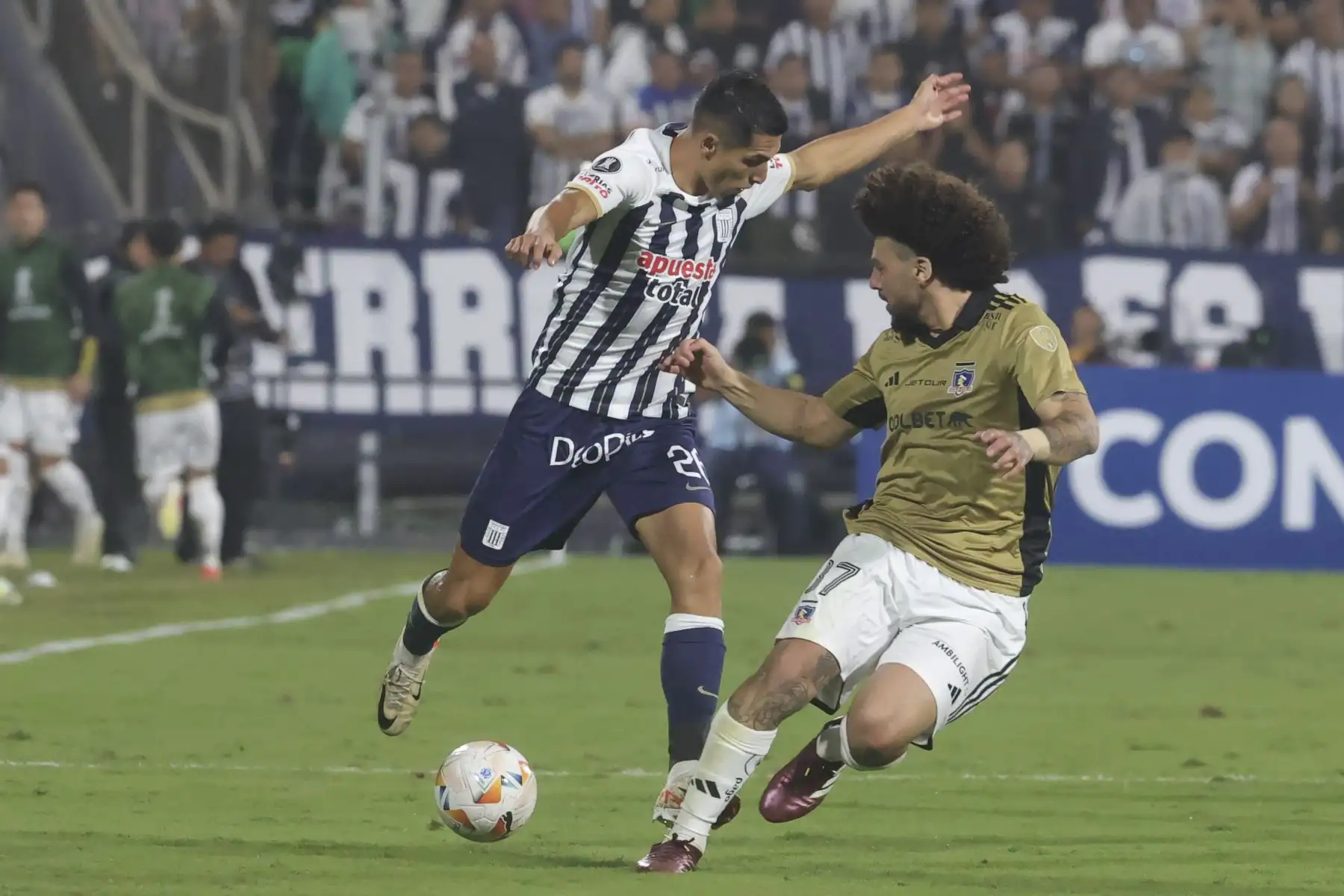 Alianza Lima se enfrenta a Colo Colo de Chile en la penúltima jornada del Grupo A de la Copa Libertadores 2024 en el estadio Alejandro Villanueva de La Victoria .En la imagen, el jugador kevin Serna disputa el balón ante el jugador de Colo Colo.
Foto: ANDINA/Melina Mejía