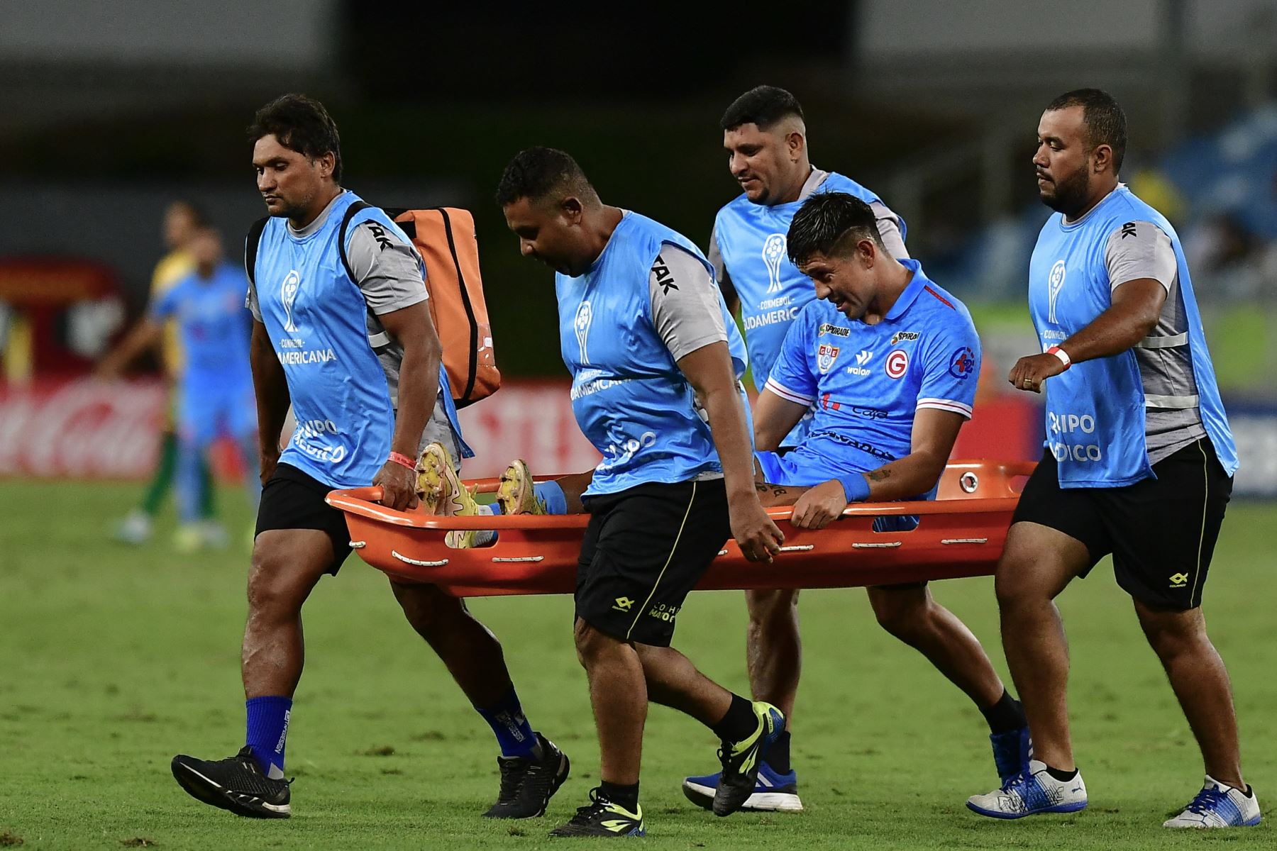 El mediocampista del Deportivo Garcilaso, Erick Gonzales, es llevado en camilla mientras abandona el campo después de lesionarse durante el partido de vuelta de la fase de grupos de la Copa Sudamericana entre Cuiabá de Brasil y el Deportivo Garcilaso de Perú en el estadio Arena Pantanal en Cuiabá, Brasil.
Foto: AFP