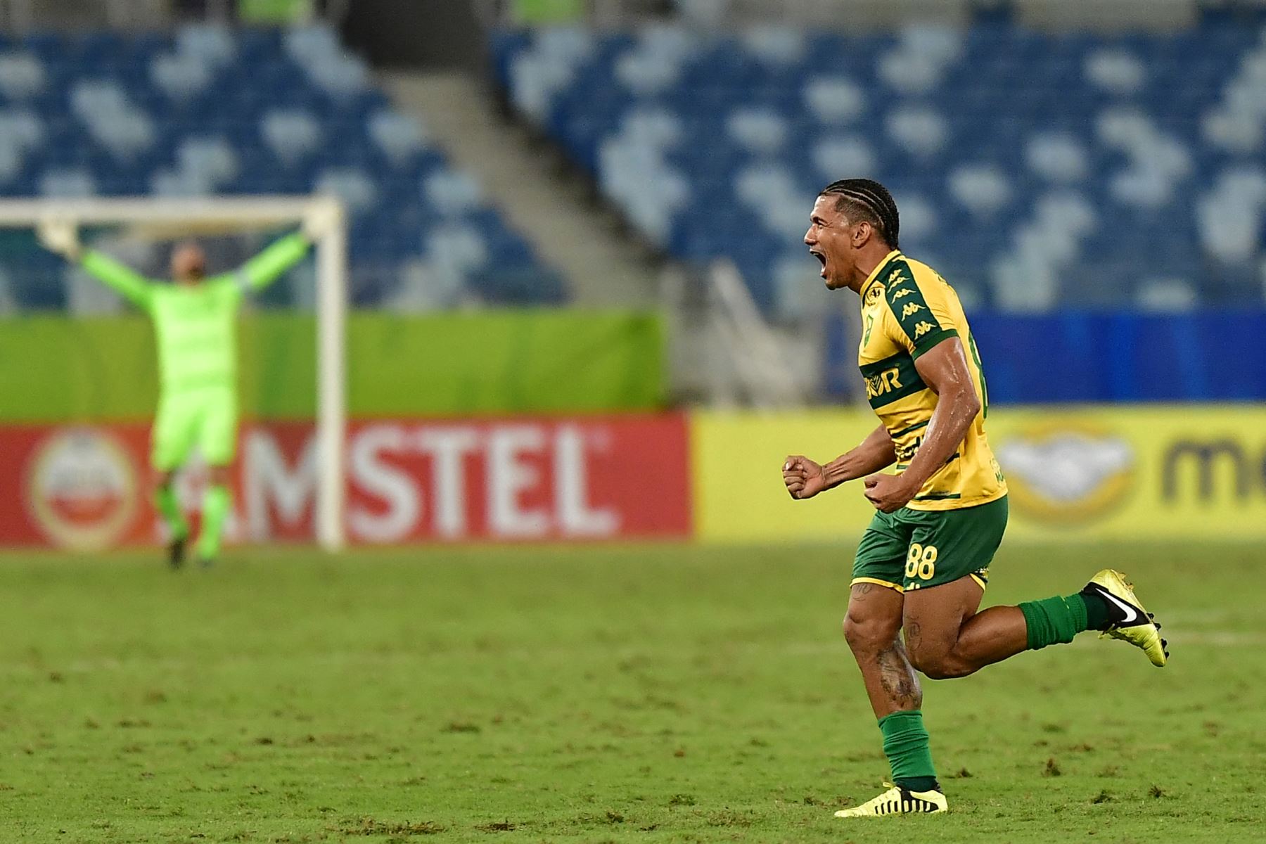 El mediocampista de Cuiabá, Fernando Sobral, celebra después de anotar el primer gol de su equipo durante el partido de vuelta de la fase de grupos de la Copa Sudamericana entre el Cuiabá de Brasil y el Deportivo Garcilaso de Perú en el estadio Arena Pantanal de Cuiabá, Brasil.
Foto: AFP