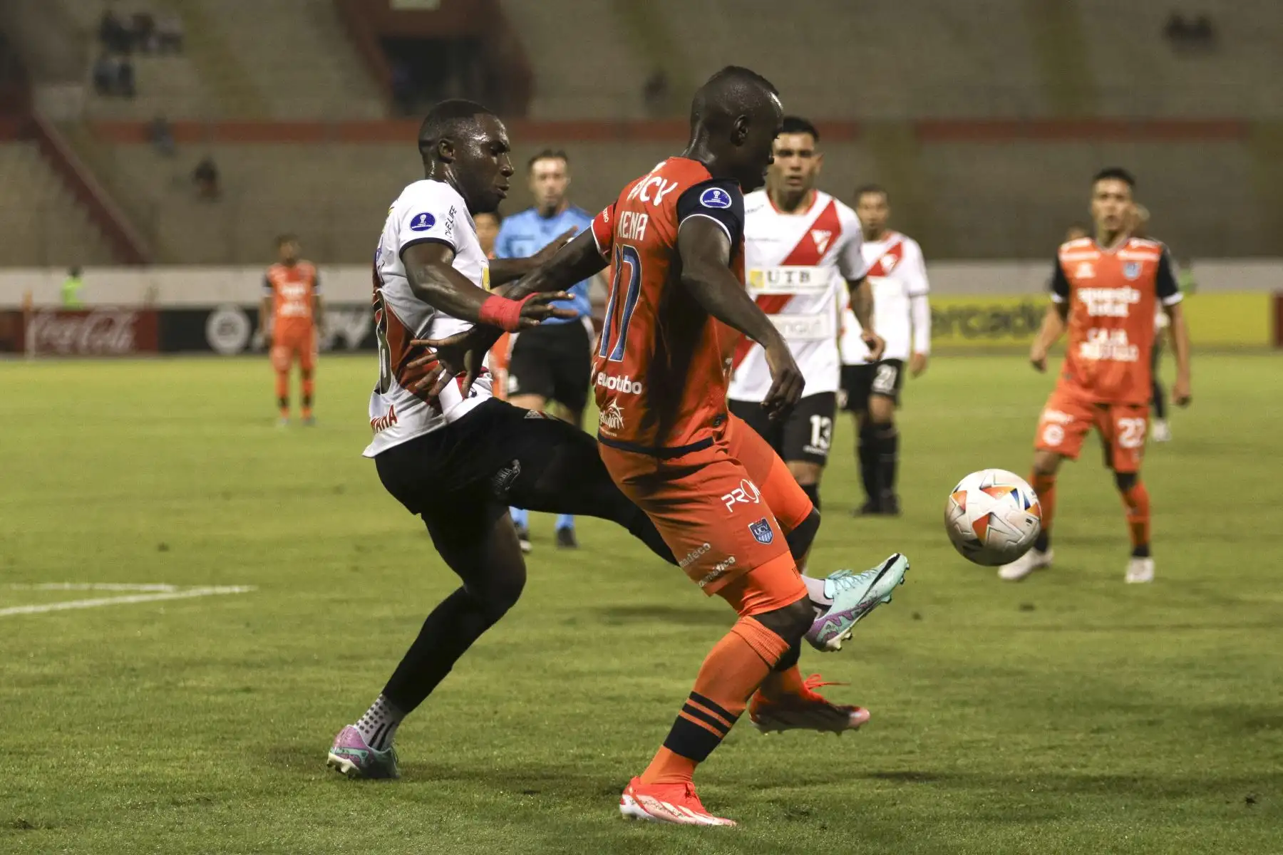 El defensor ecuatoriano de Always Ready, Luis Caicedo  y el delantero colombiano de César Vallejo, Yorleys Mena, luchan por el balón durante el partido de vuelta de la fase de grupos de la Copa Sudamericana entre la Universidad César Vallejo de Perú y Always Ready de Bolivia en el estadio Mansiche de Trujillo, Perú.
Foto: AFP