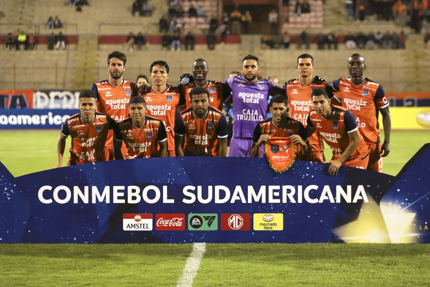 Los jugadores de la Universidad César Vallejo posan antes del partido de vuelta de la fase de grupos de la Copa Sudamericana entre la Universidad César Vallejo de Perú y el Always Ready de Bolivia en el estadio Mansiche de Trujillo, Perú.
Foto: AFP