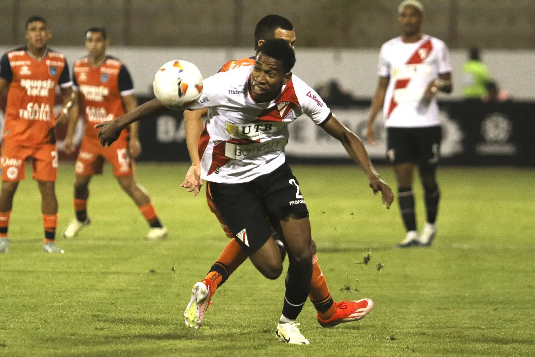 El defensor de Always Ready, Daniel Medina, observa el balón mientras corre durante el partido de vuelta de la fase de grupos de la Copa Sudamericana entre la Universidad César Vallejo de Perú y Always Ready de Bolivia en el estadio Mansiche de Trujillo, Perú.
Foto: AFP