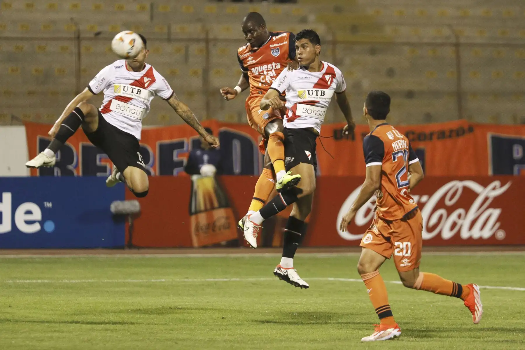 El defensor colombiano de César Vallejo, Geisson Perea, salta por el balón contra el defensor de Always Ready, Héctor Cuellar y el delantero de Always Ready, Pablo Vaca, durante el partido de fútbol de vuelta de la fase de grupos de la Copa Sudamericana entre la Universidad César Vallejo de Perú y Always Ready de Bolivia en el estadio Mansiche. en Trujillo, Perú.
Foto: AFP