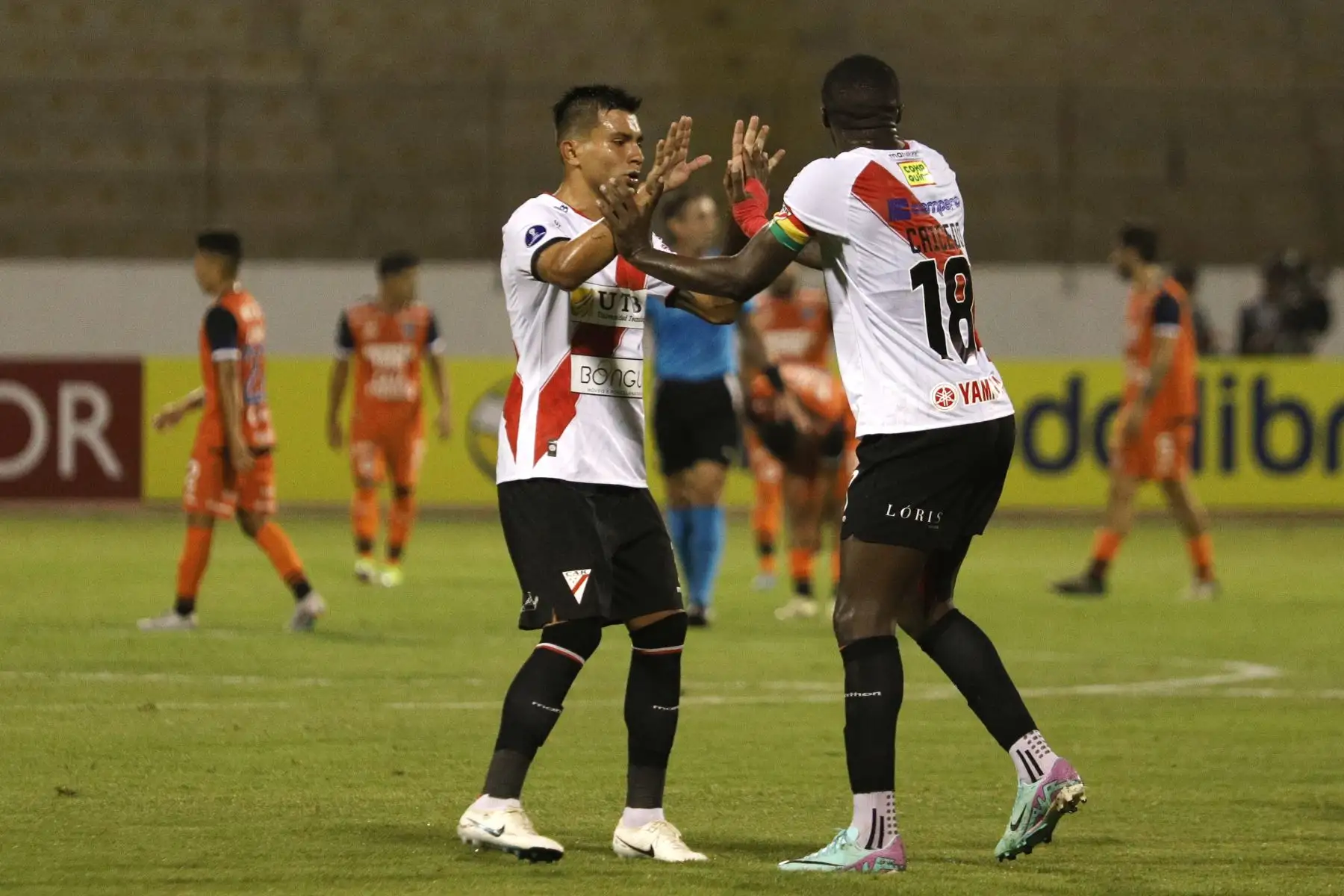 El defensor ecuatoriano de Always Ready, Luis Caicedo, celebra con el defensor de Always Ready, Héctor Cuellar, después de anotar el primer gol de su equipo durante el partido de vuelta de la fase de grupos de la Copa Sudamericana entre la Universidad César Vallejo de Perú y Always Ready de Bolivia en el estadio Mansiche de Trujillo, Perú.
Foto: AFP