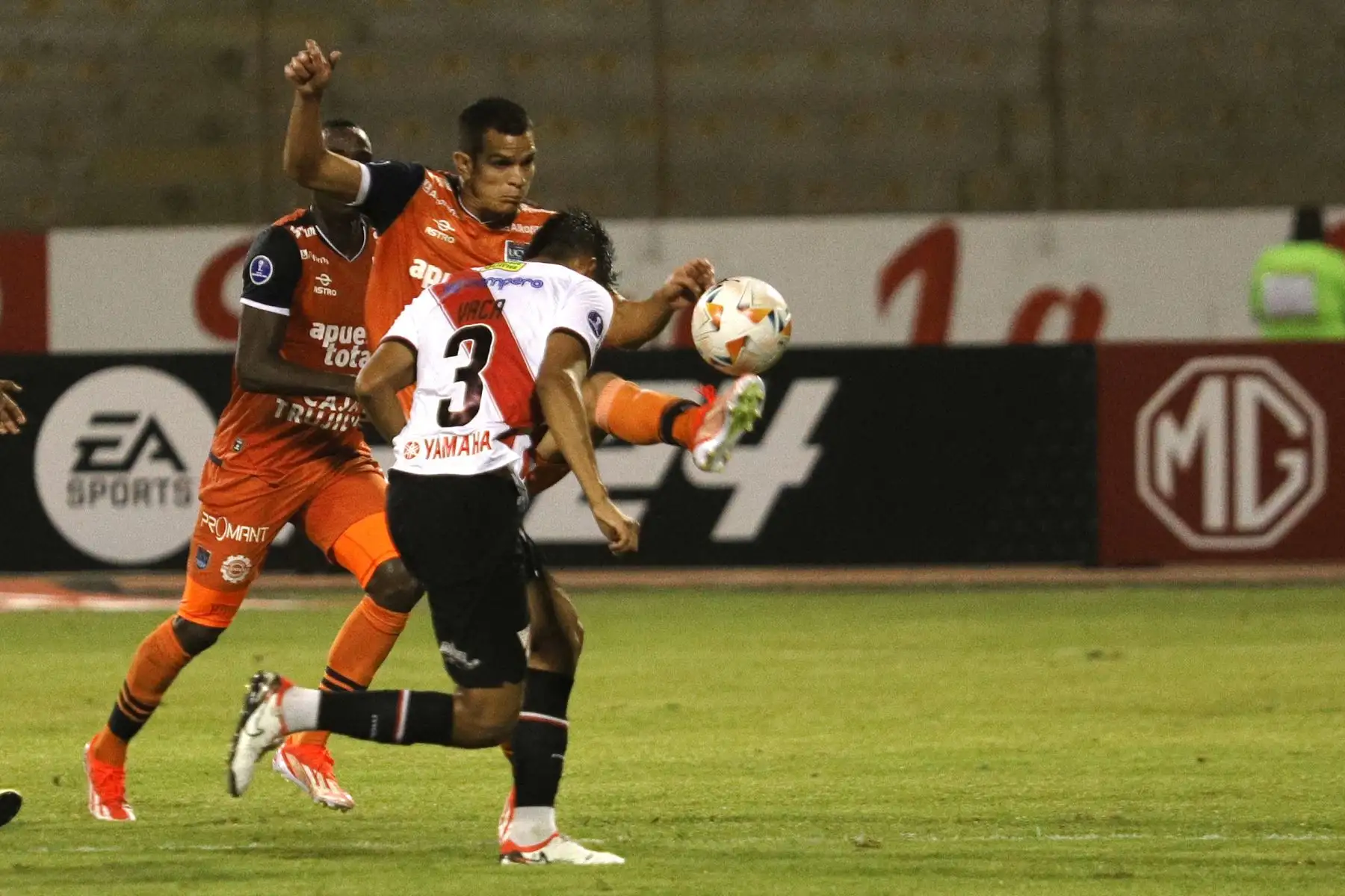 El delantero de Always Ready, Pablo Vaca  y el delantero de César Vallejo, Osnar Noronha, luchan por el balón durante el partido de fútbol de vuelta de la fase de grupos de la Copa Sudamericana entre la Universidad César Vallejo de Perú y Always Ready de Bolivia en el estadio Mansiche de Trujillo, Perú.
Foto: AFP