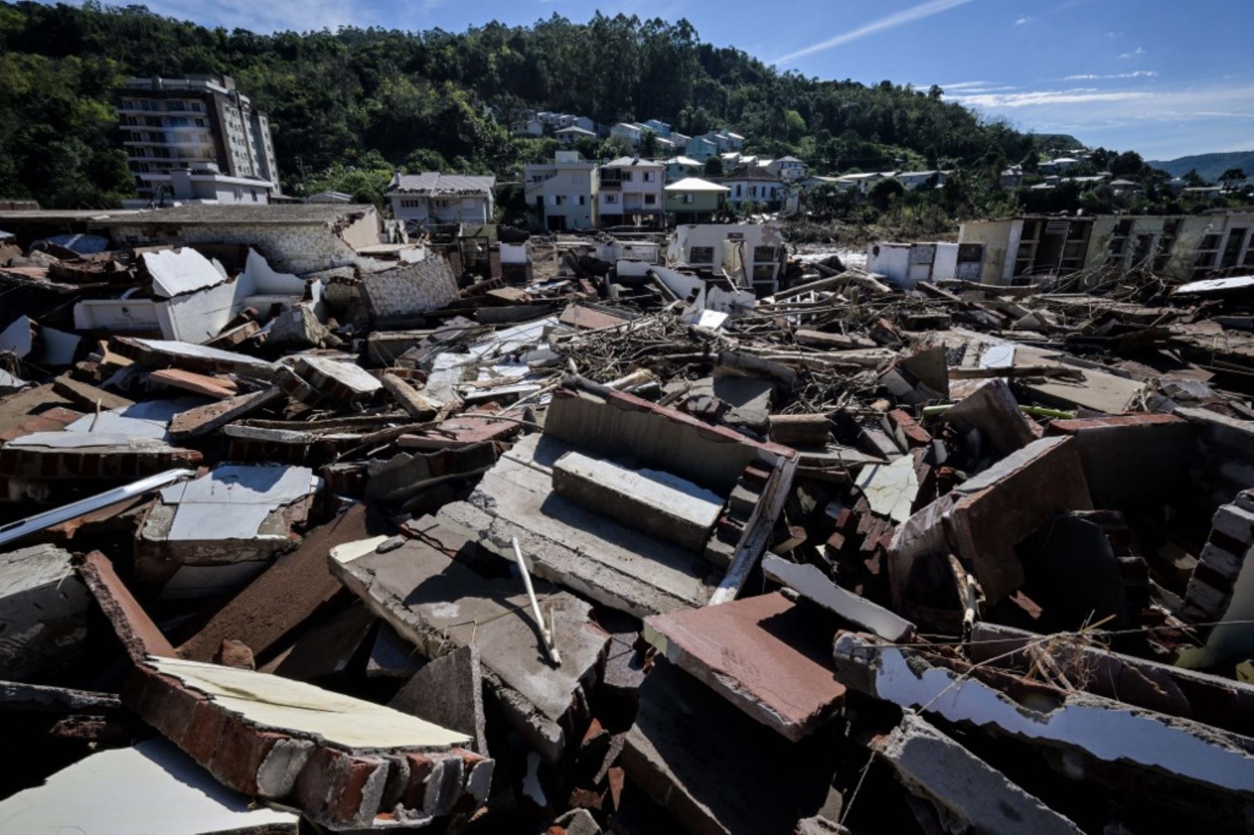 Fuertes lluvias, inundaciones y deslizamientos de tierra han azotado el sur de Rio Grande do Sul durante dos semanas, dejando un saldo de 147 personas fallecidas, alrededor de 600,000 personas desplazadas, más de 800 heridos y 124 personas reportadas como desaparecidas. Foto: AFP