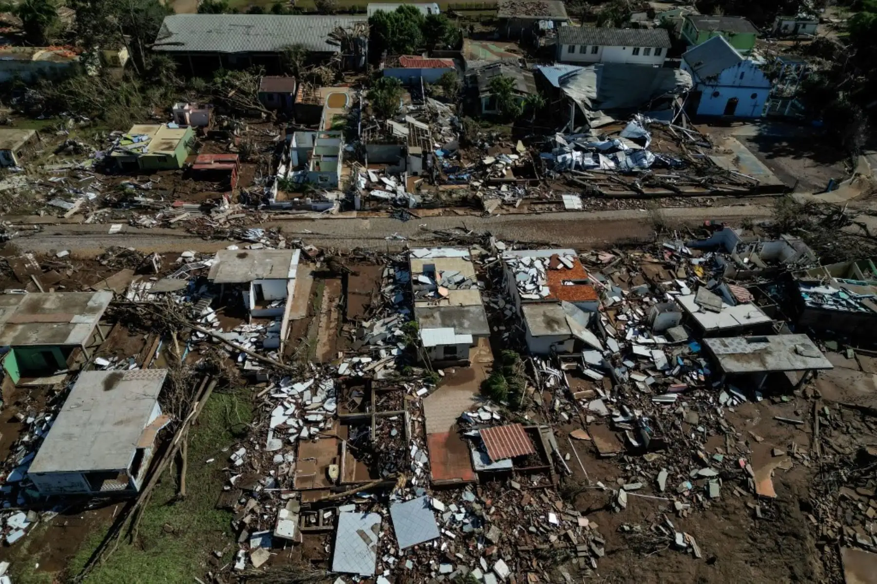 Fuertes lluvias, inundaciones y deslizamientos de tierra han azotado el sur de Rio Grande do Sul durante dos semanas, dejando un saldo de 147 personas fallecidas, alrededor de 600,000 personas desplazadas, más de 800 heridos y 124 personas reportadas como desaparecidas. Foto: AFP