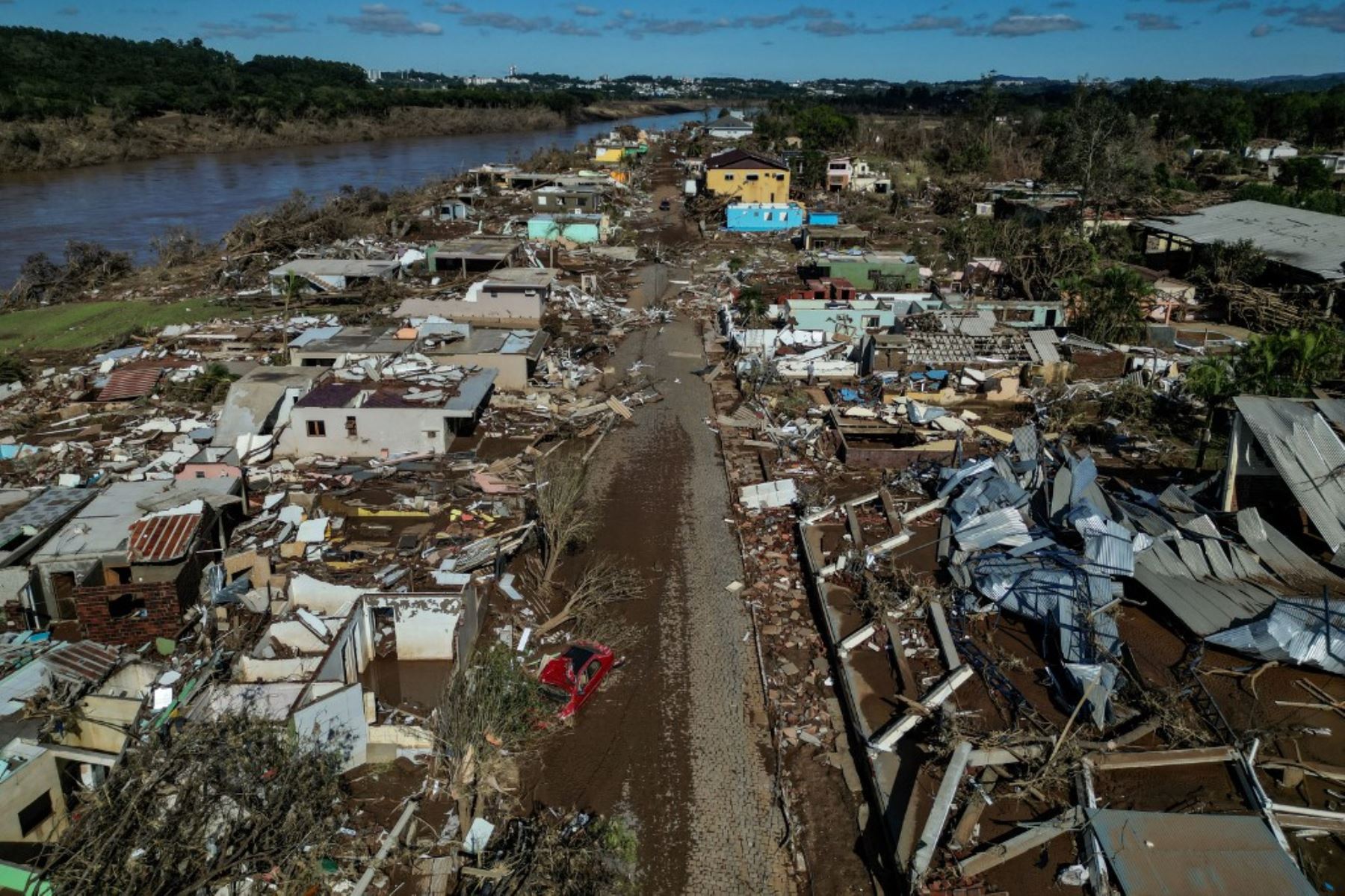 Fuertes lluvias, inundaciones y deslizamientos de tierra han azotado el sur de Rio Grande do Sul durante dos semanas, dejando un saldo de 147 personas fallecidas, alrededor de 600,000 personas desplazadas, más de 800 heridos y 124 personas reportadas como desaparecidas. Foto: AFP