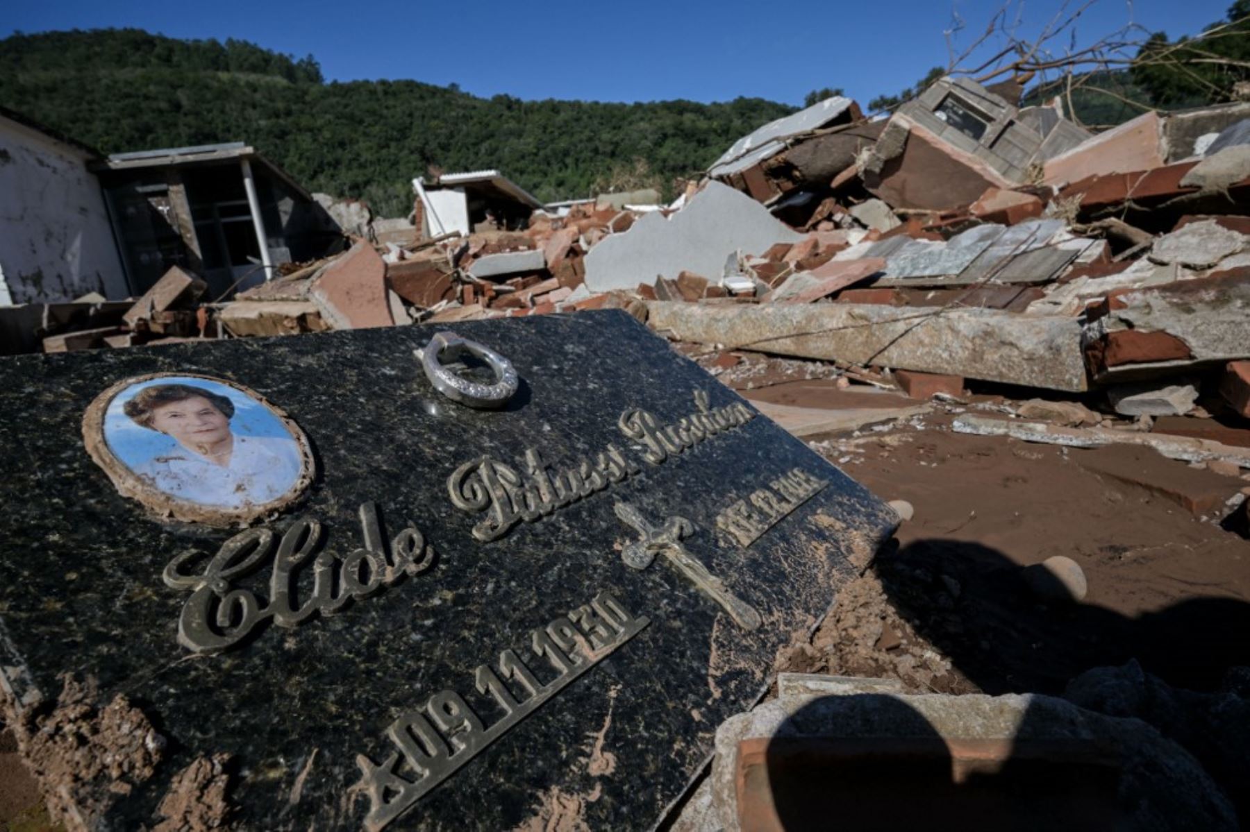 Nichos destruidos en el cementerio de Mucum, estado de Rio Grande do Sul, Brasil. Foto: AFP