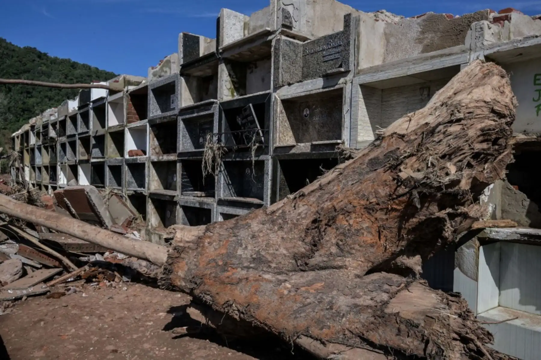 Nichos destruidos en el cementerio de Mucum, estado de Rio Grande do Sul, Brasil. Foto: AFP