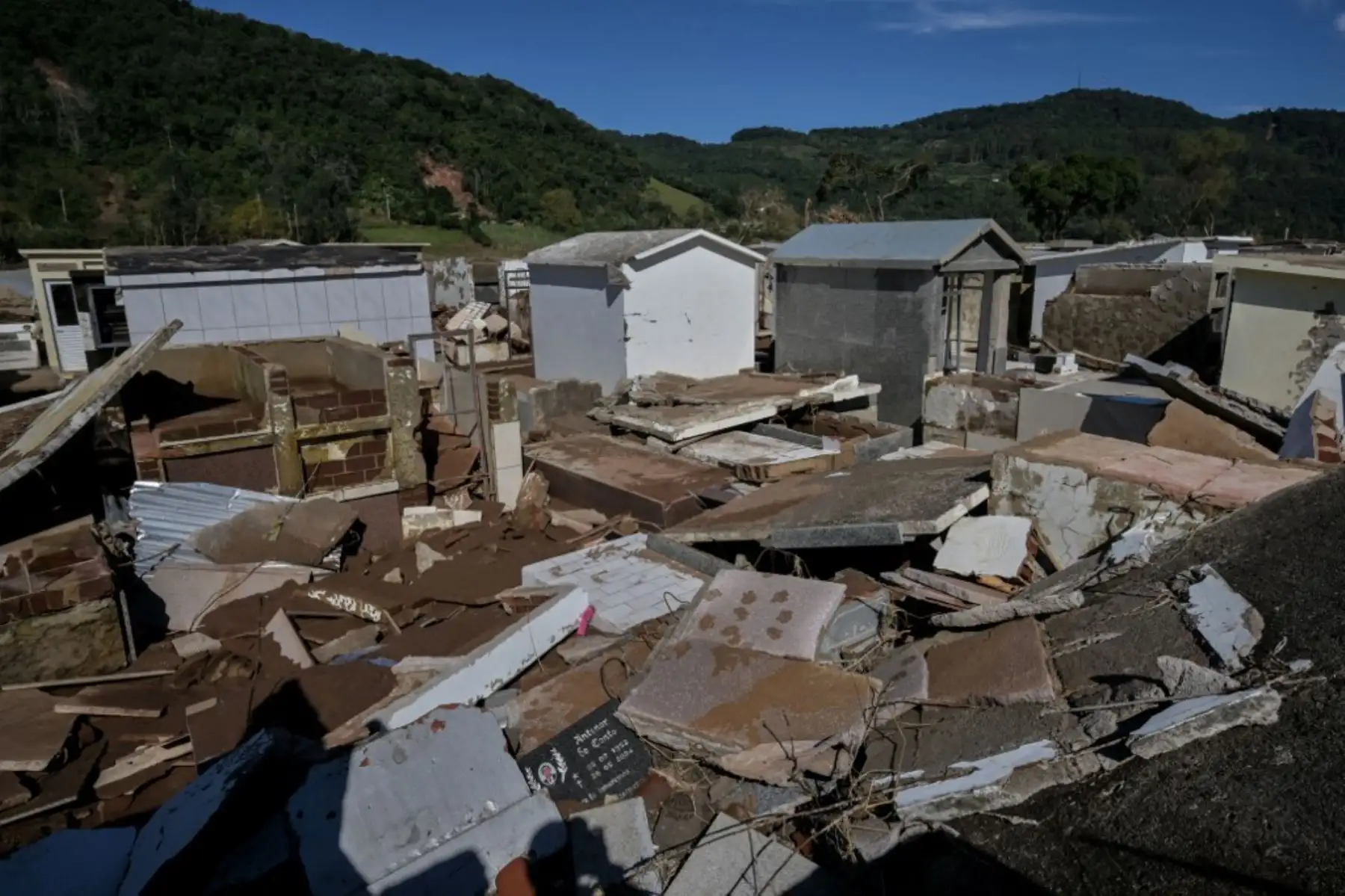 Nichos destruidos en el cementerio de Mucum, estado de Rio Grande do Sul, Brasil. Foto: AFP