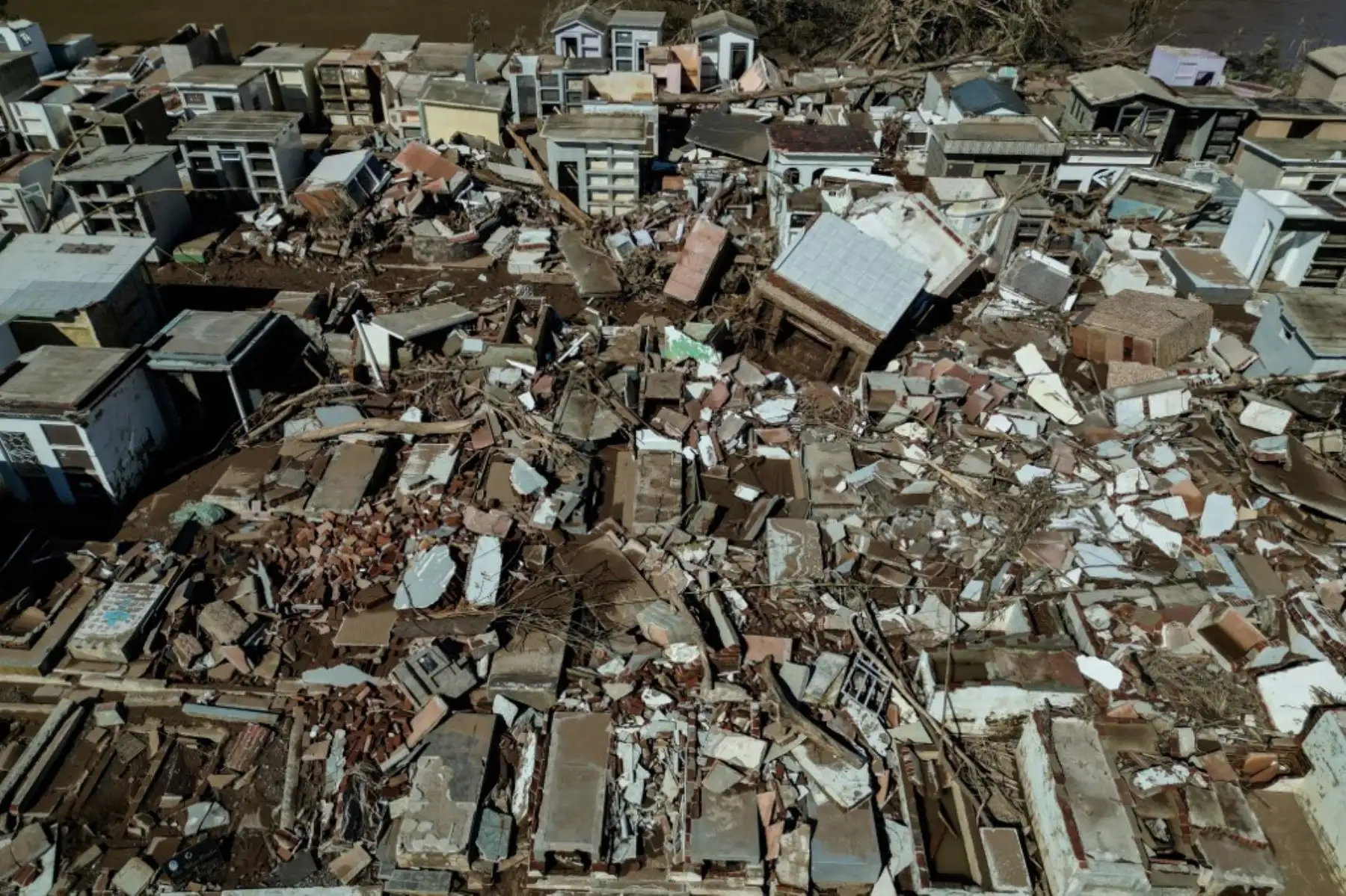 El agua empieza a retirarse en algunas zonas del sur de Brasil y deja en evidencia los estragos de la catástrofe climática en la región. Foto: AFP