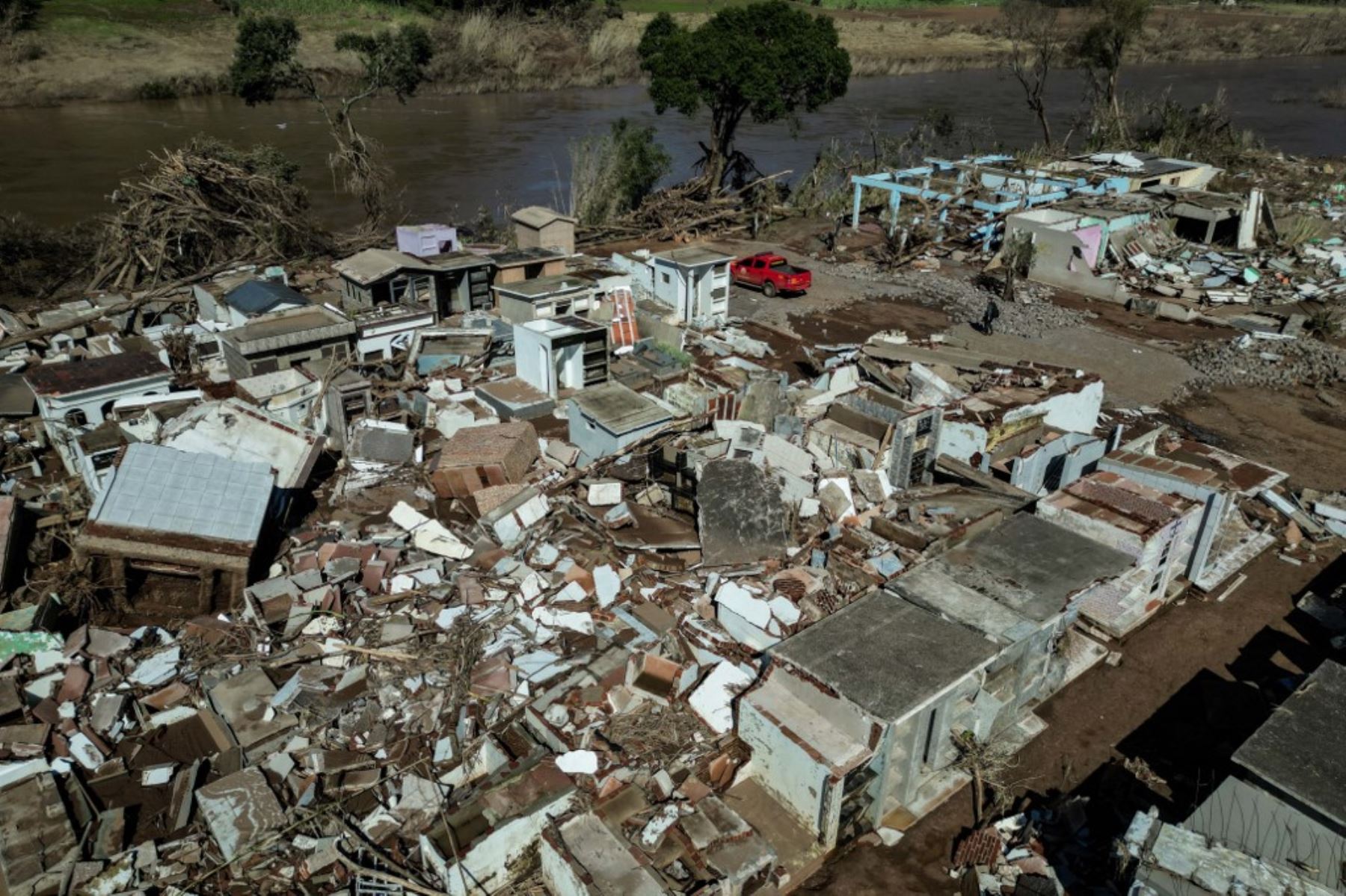 El agua empieza a retirarse en algunas zonas del sur de Brasil y deja en evidencia los estragos de la catástrofe climática en la región. Foto: AFP