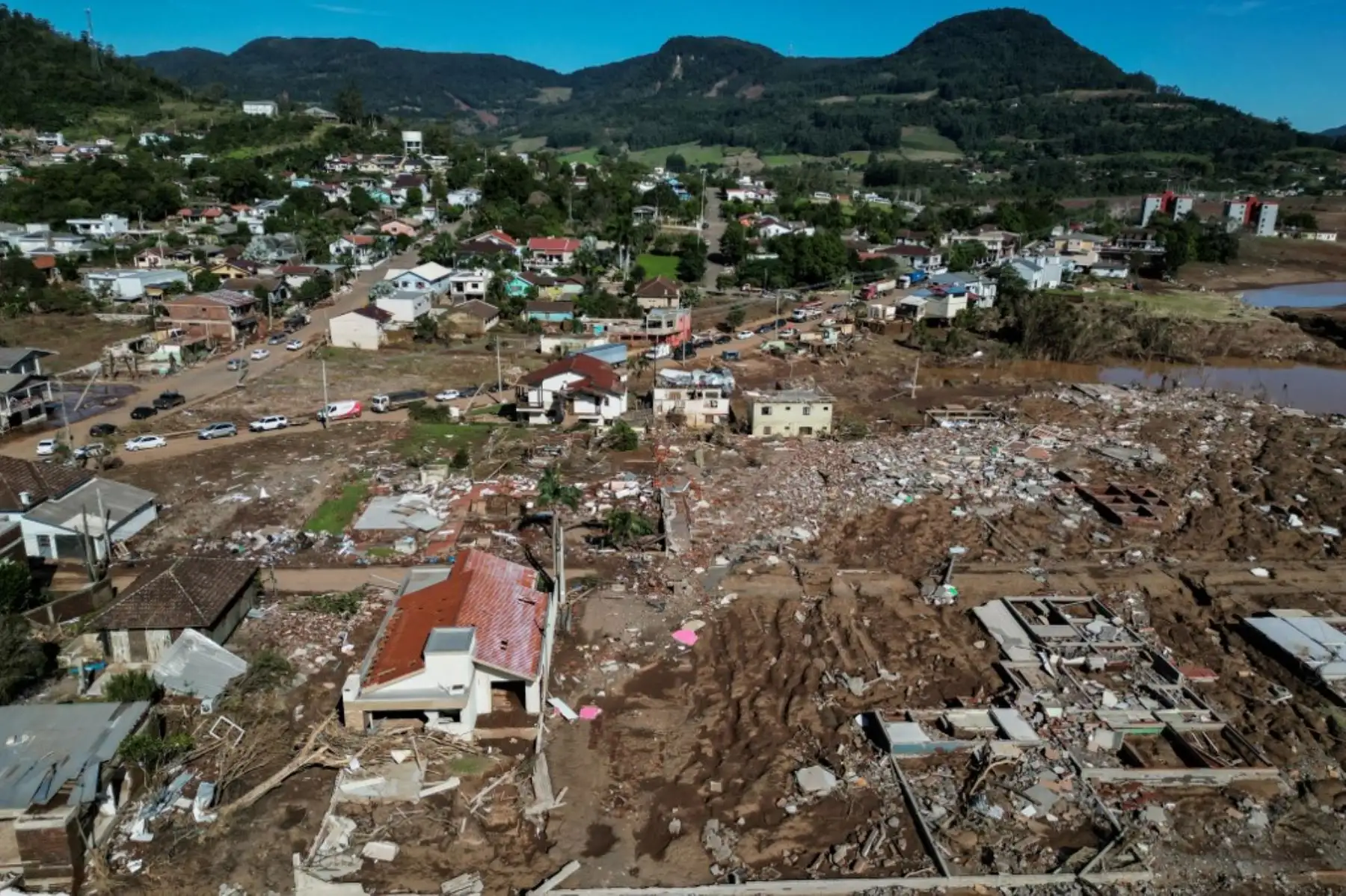 Más de 617.000 personas han sido evacuadas de sus hogares por las inundaciones en un total de 446 municipios, y casi 80.000 de ellas se encuentran en refugios, informaron las autoridades. Foto: AFP