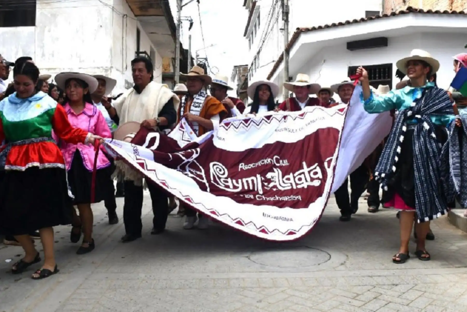 La XXVIII Semana Turística “Raymi Llaqta de los Chachapoya 2024” exhibirá la vasta, variada y genuina riqueza de las costumbres y tradiciones de los diversos pueblos de la región Amazonas, herederos de un legado ancestral que se mantiene siempre vivo, palpitante y que es sello de su identidad y motivo de orgullo regional y nacional. Fotos: Dircetur Amazonas.