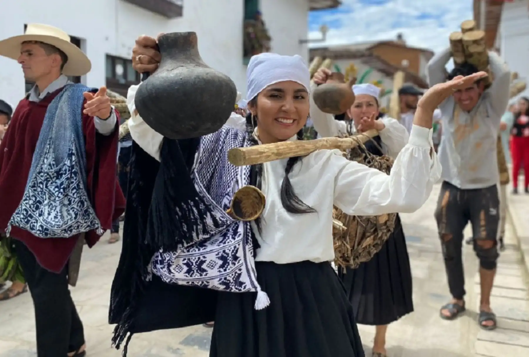 La XXVIII Semana Turística “Raymi Llaqta de los Chachapoya 2024” exhibirá la vasta, variada y genuina riqueza de las costumbres y tradiciones de los diversos pueblos de la región Amazonas, herederos de un legado ancestral que se mantiene siempre vivo, palpitante y que es sello de su identidad y motivo de orgullo regional y nacional. Fotos: Dircetur Amazonas.