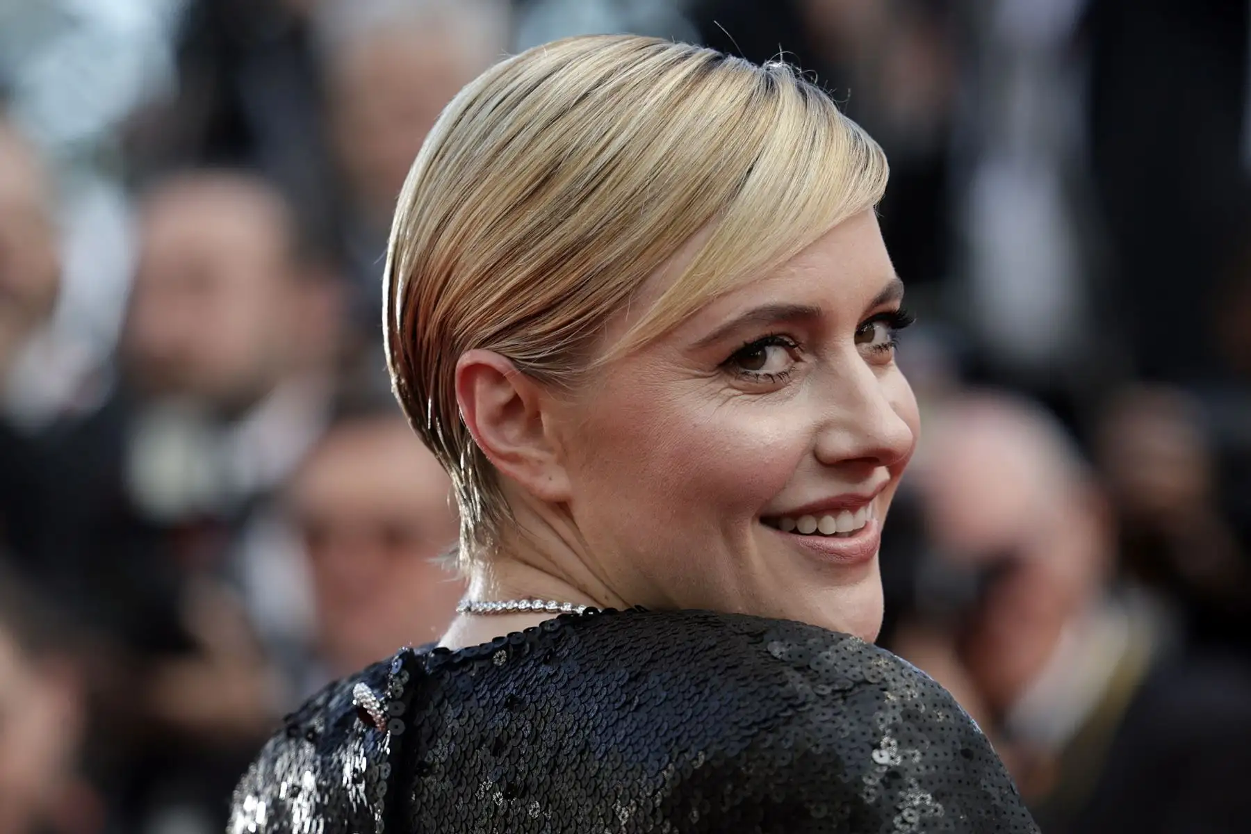 La presidenta del jurado, Greta Gerwig, asiste al estreno de 