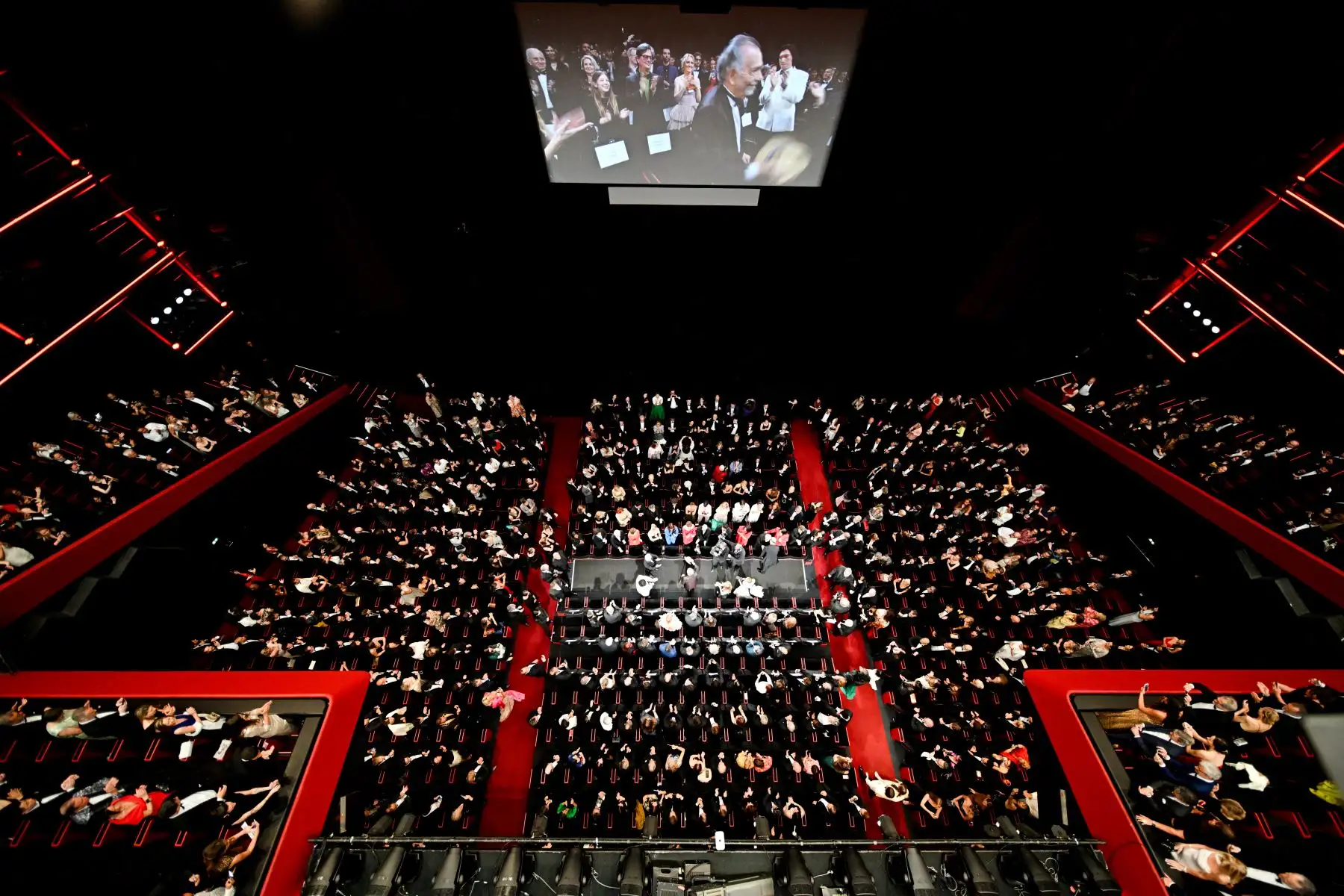 Una vista general muestra al director estadounidense Francis Ford Coppola y al elenco llegando a la proyección de la película "Megalópolis" en la 77ª edición del Festival de Cine de Cannes. Foto: AFP